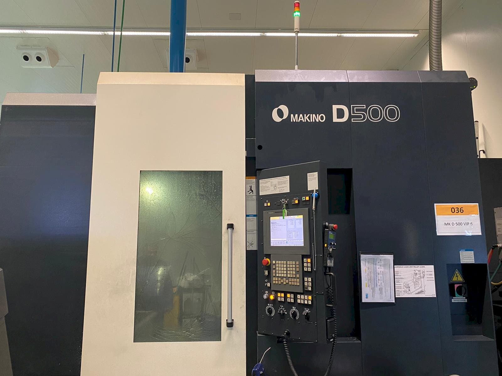 Front view of Makino D500  machine