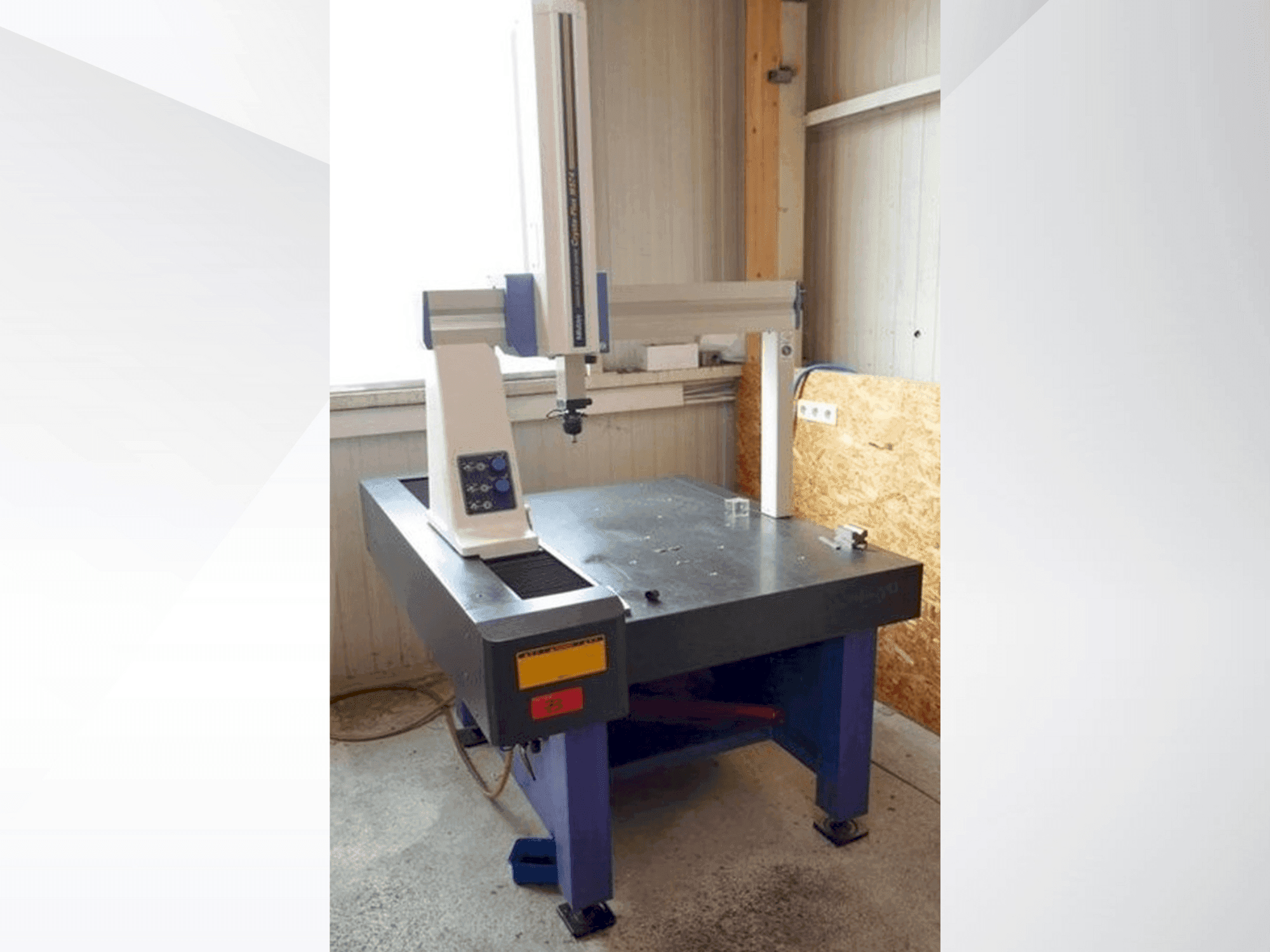 Front view of Mitutoyo Crysta-Plus M574  machine