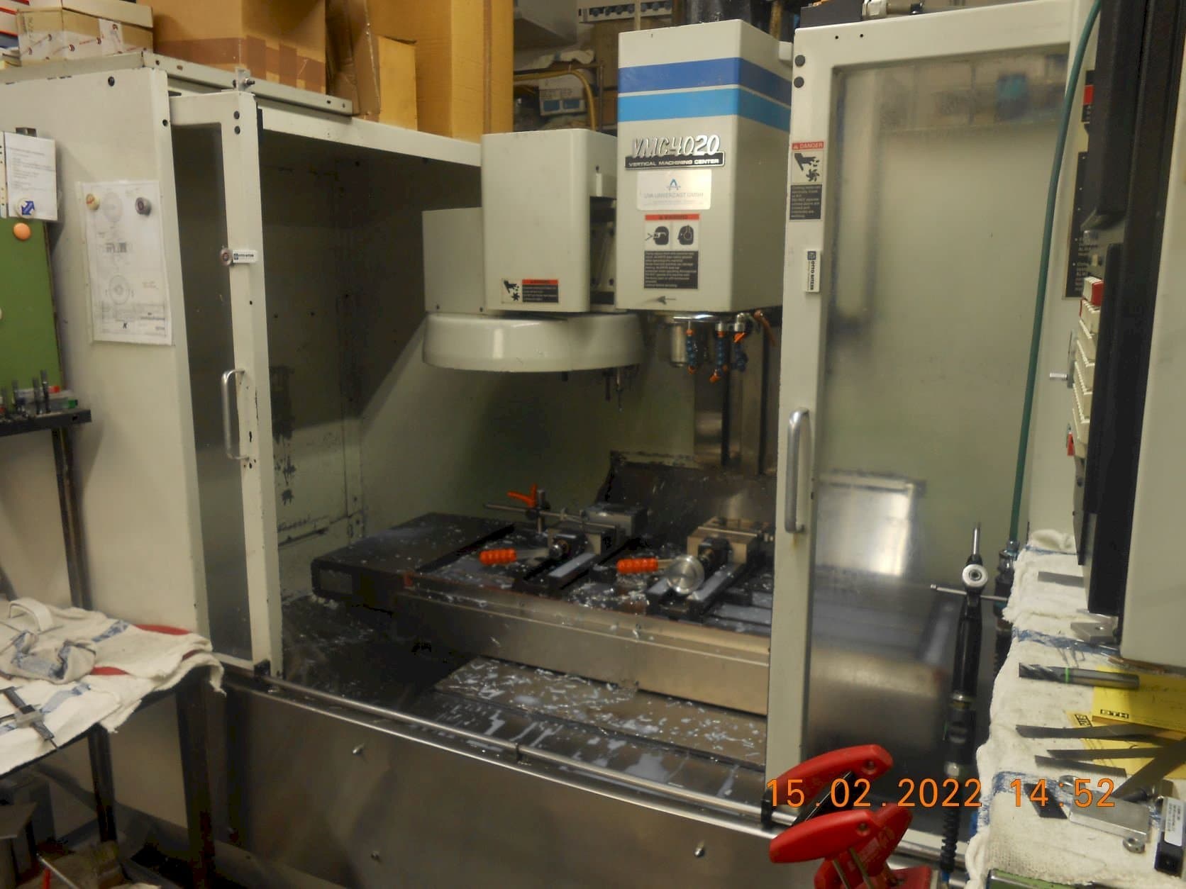 Front view of FADAL CNC Bearbeitungszentrum VMC 4020 machine