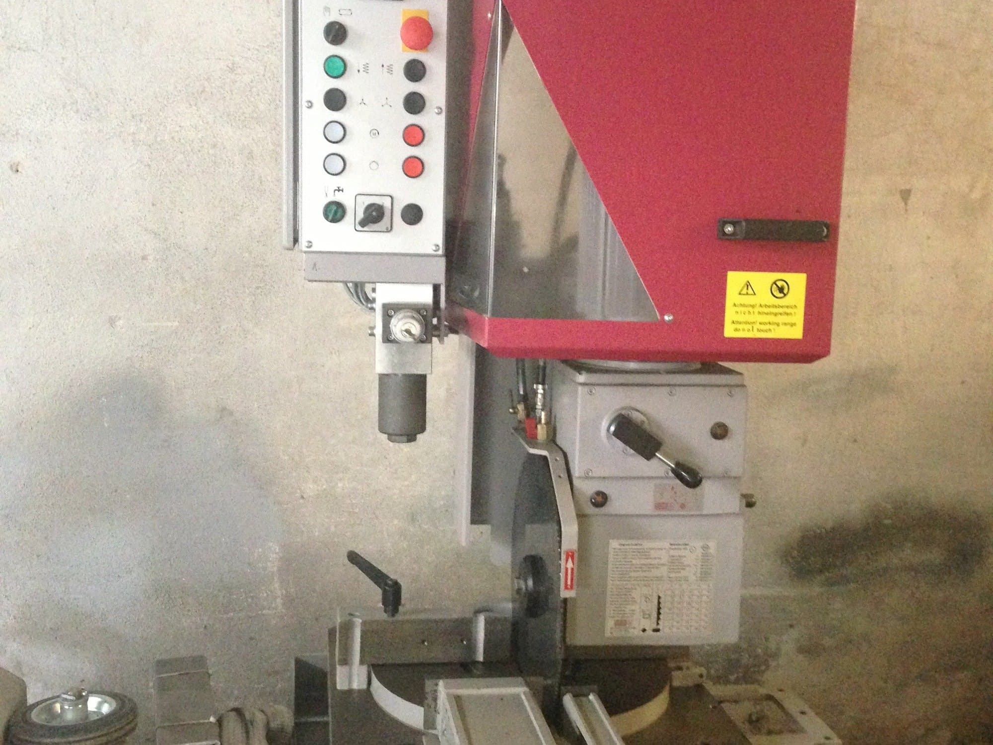 Front view of Behringer VMS 400 H machine