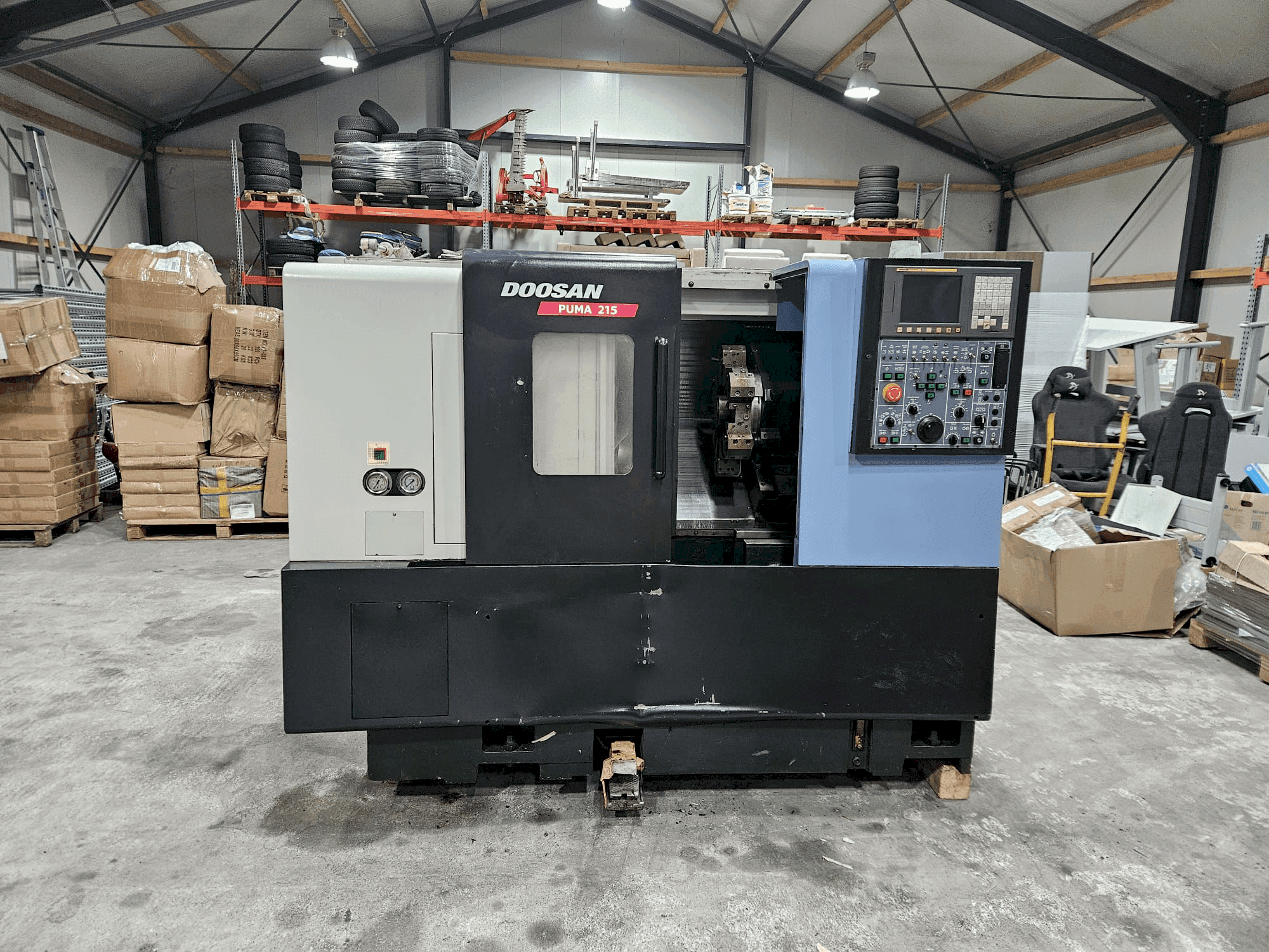 Front view of DOOSAN PUMA 215  machine