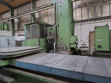 Front view of TOS WHN 13.8 CNC machine