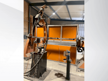 Front view of KUKA KR8 R2100-2 arc HW machine