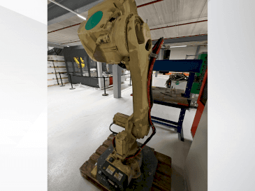 Front view of ABB IRB 4600 M2004  machine