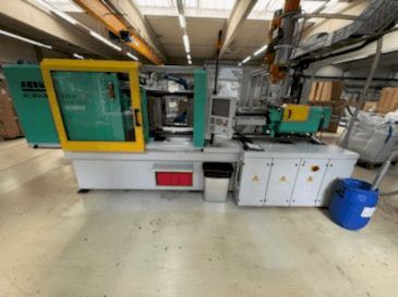 Front view of Arburg Allrounder 520H machine