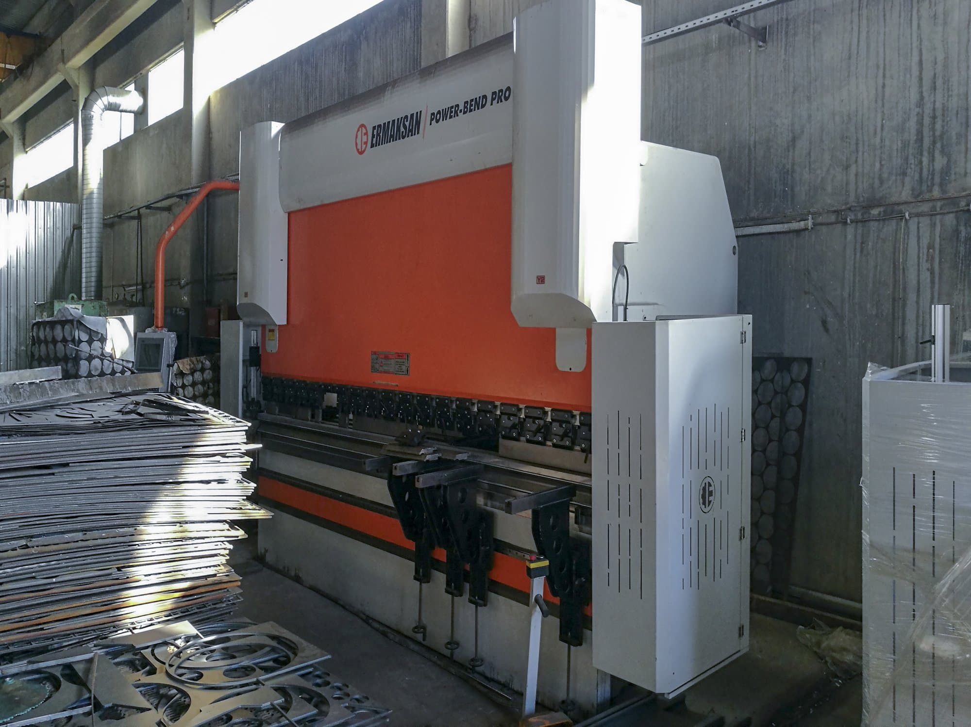 Right view of ERMAKSAN POWER-BEND PRO Machine