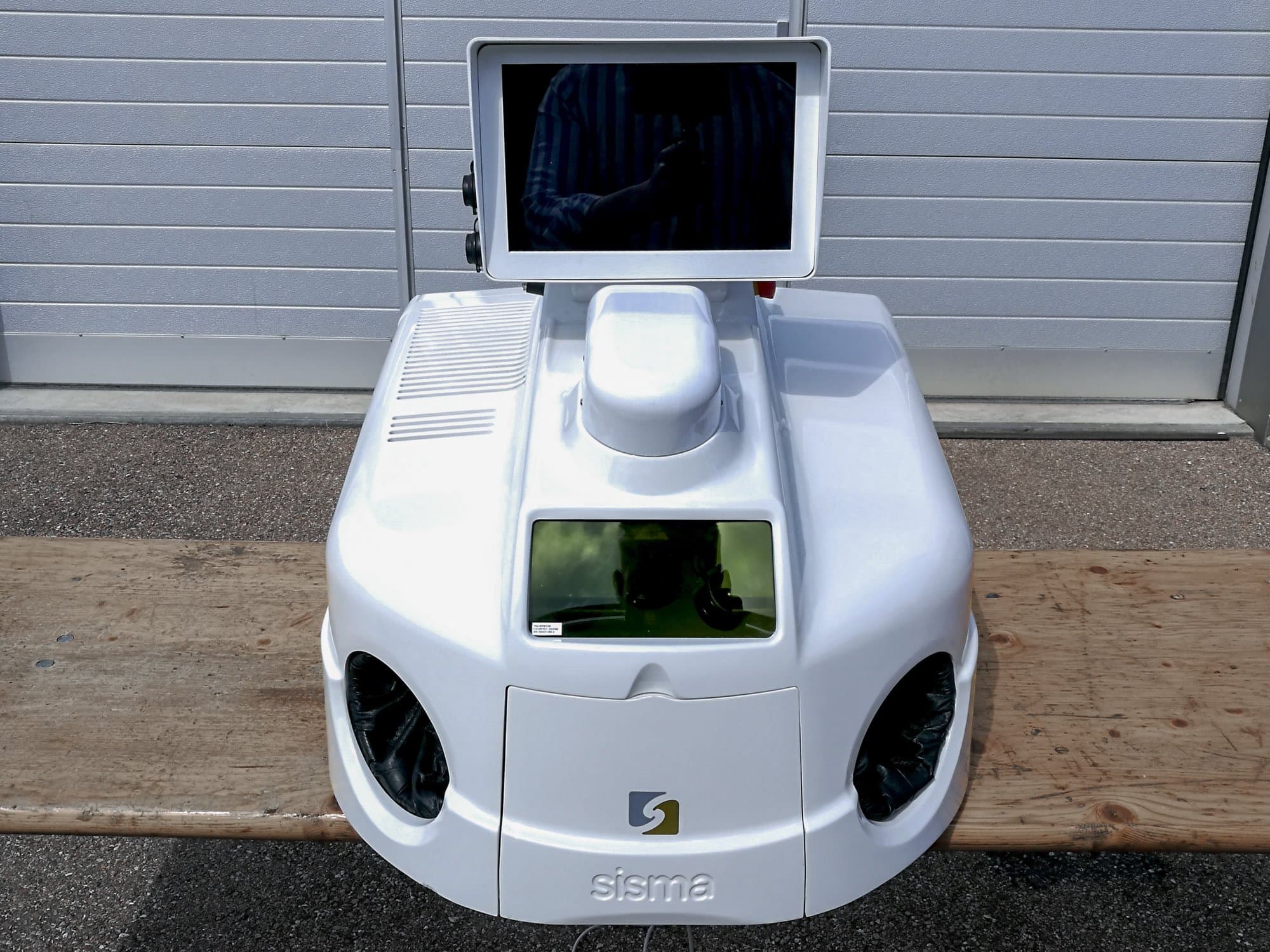 Front view of Sisma LM-DV 100 machine