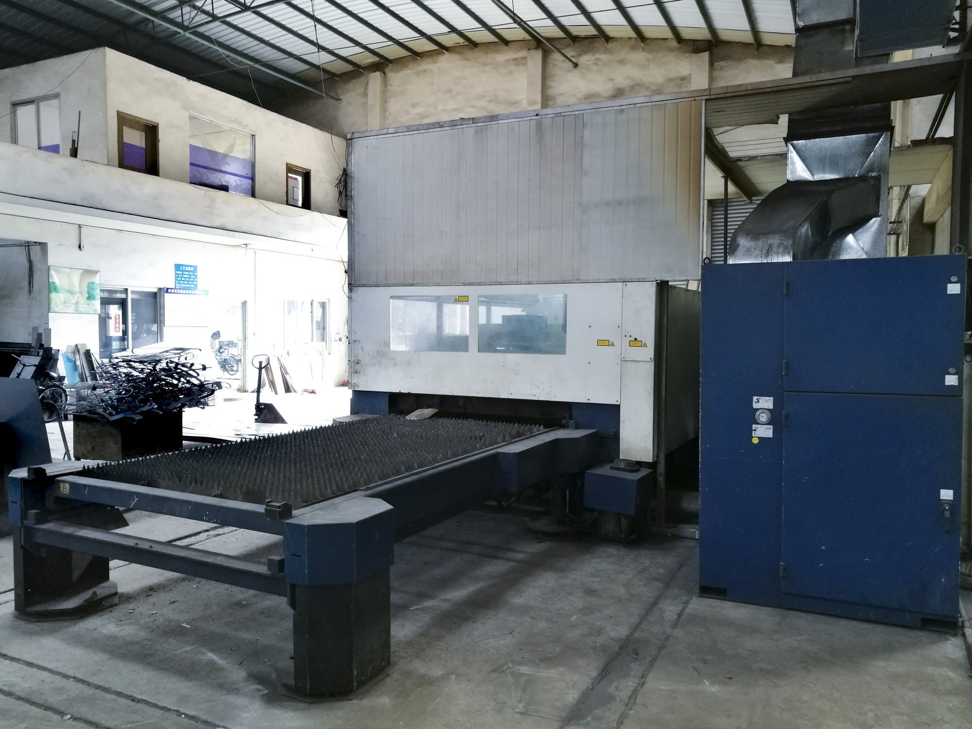 Right view 1 of Trumpf TruLaser L3030 machine