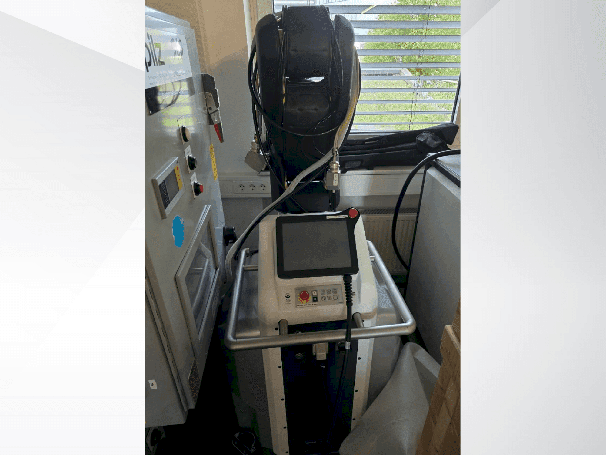 Front view of FANUC LR Mate 200iD/7L machine