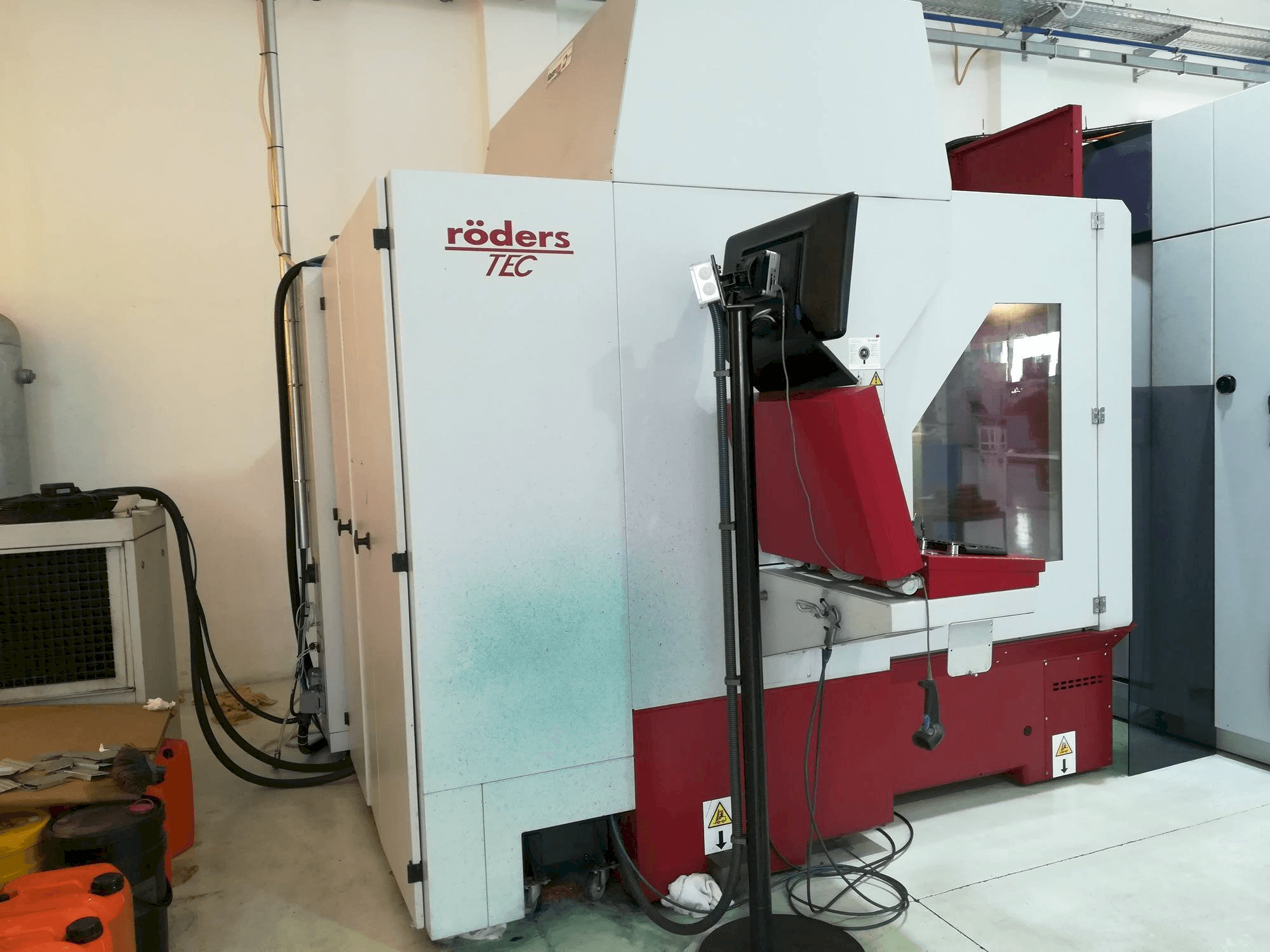 Front view of Röders RXP 801 machine