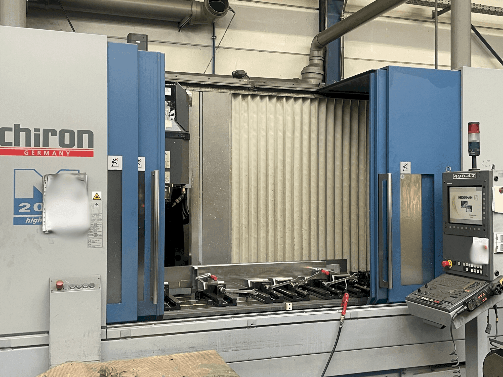 Front view of CHIRON Mill 2000 machine