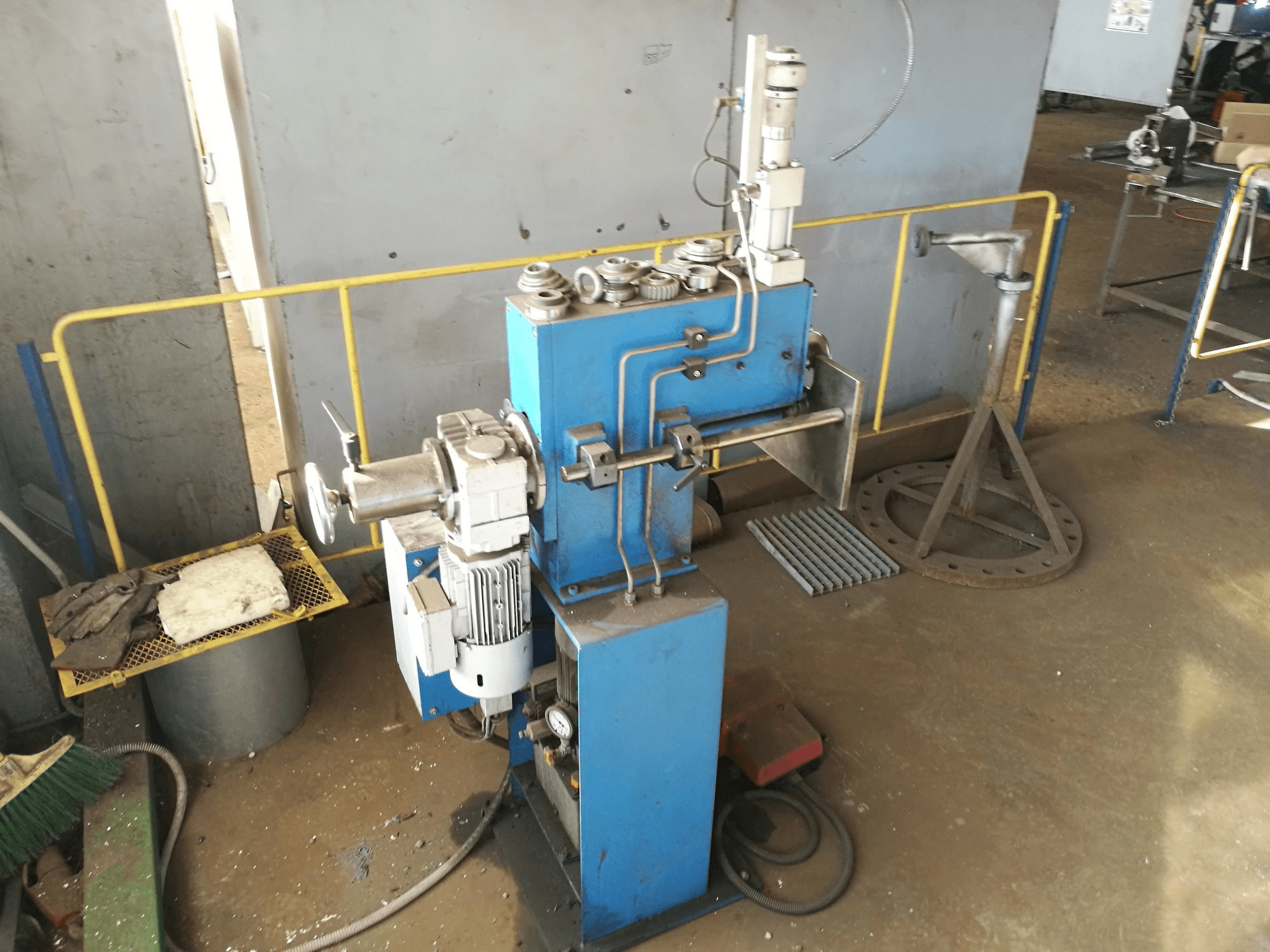 Front view of SPIRO SME 63 machine