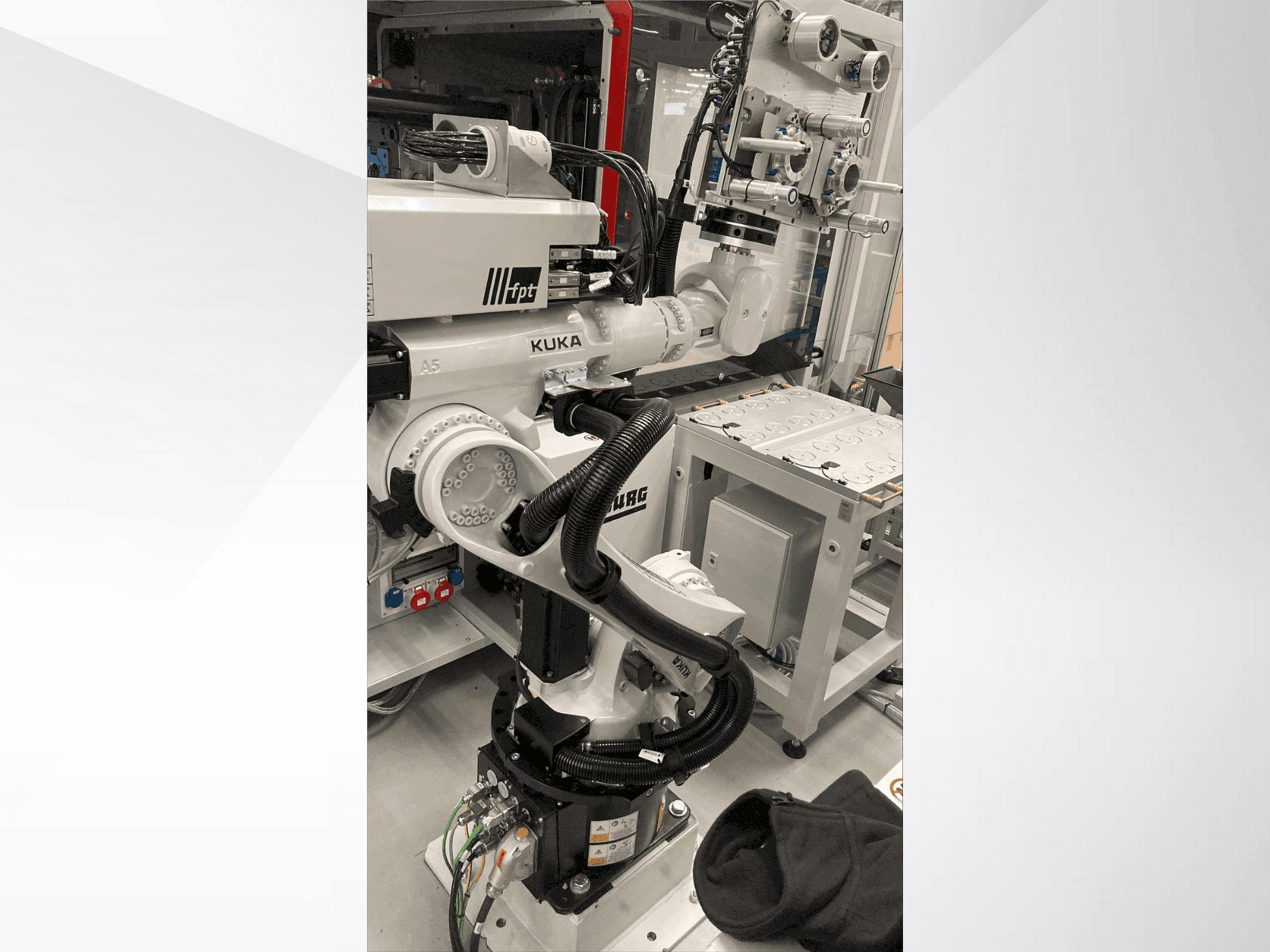 Front view of KUKA KR 22 R1610-2 machine