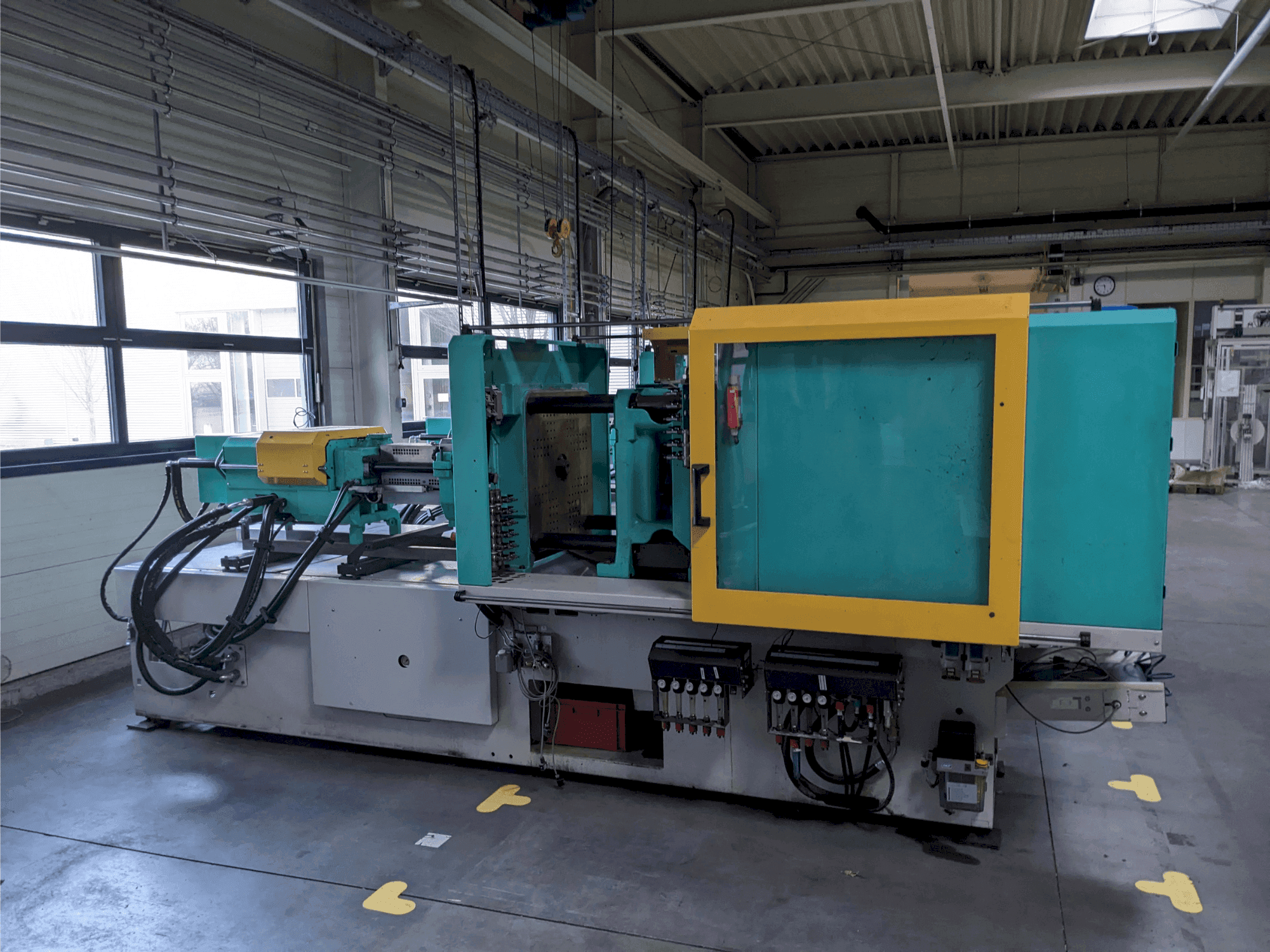 Front view of Arburg 520 H 1500 - 400 machine