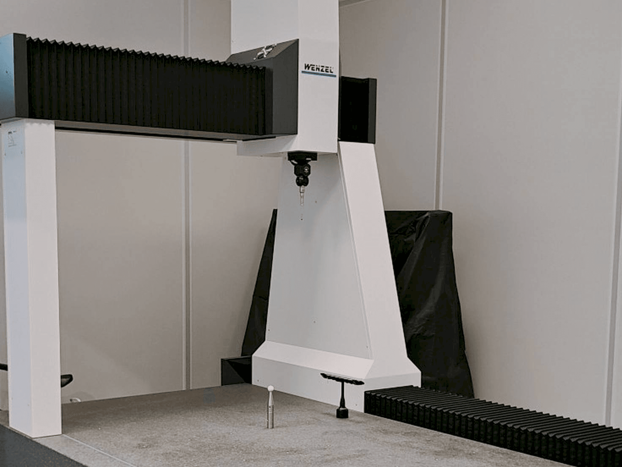 Front view of Wenzel LH 1010 machine