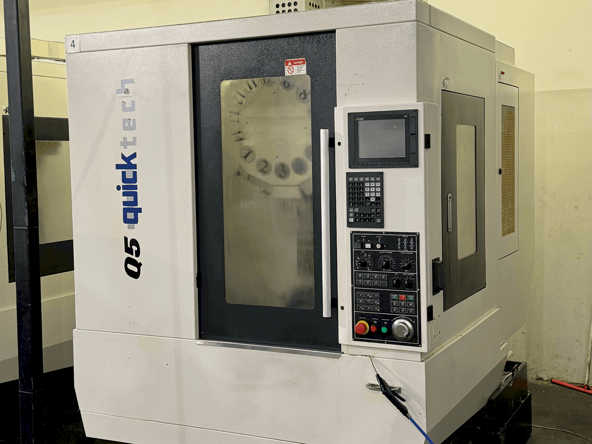 Front view of Quick-Tech Q5 machine