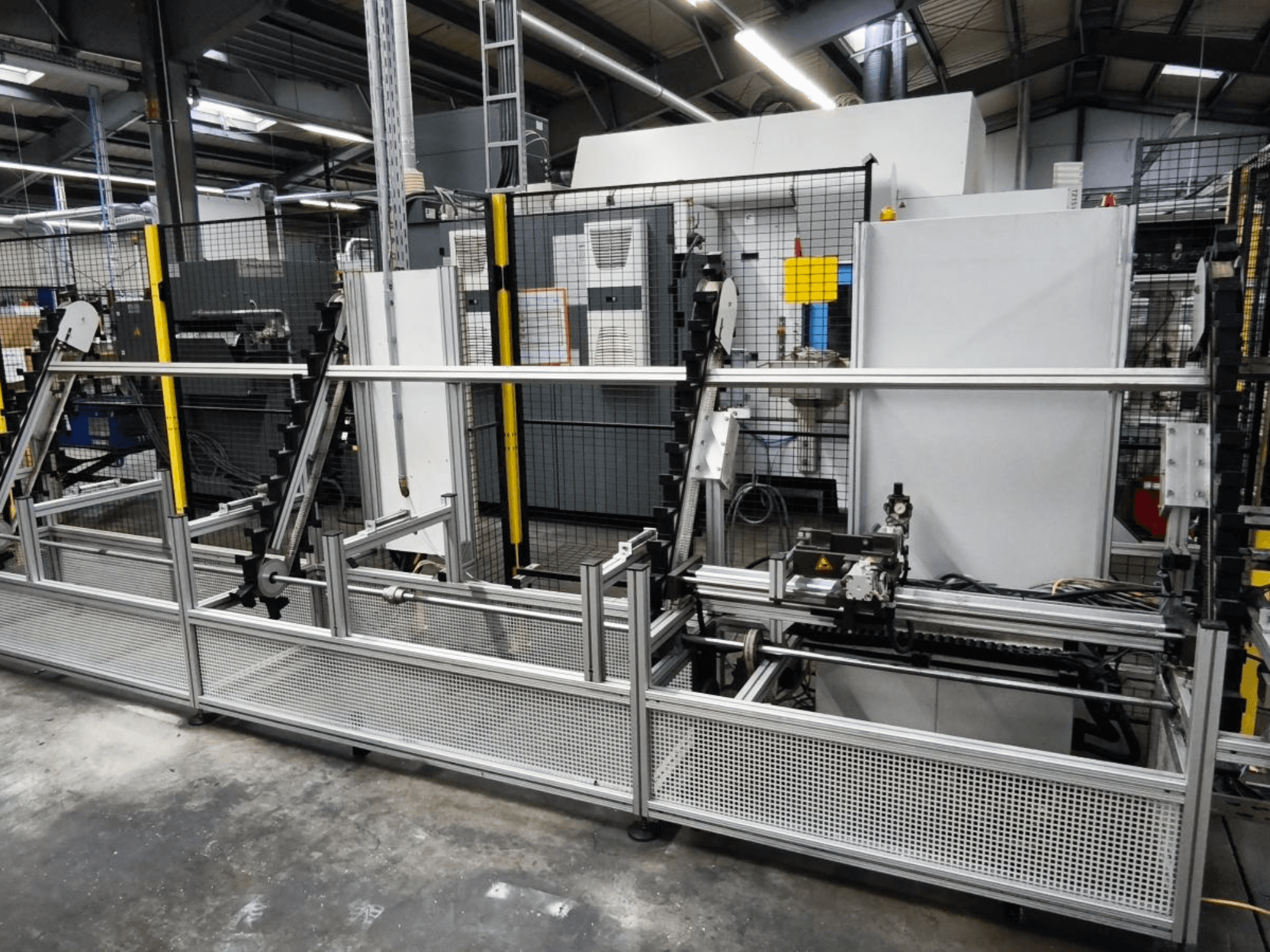 LOHMEIER Schräglademagazin workpiece handling system in front view, showcasing its metal structure and integrated mechanical components.