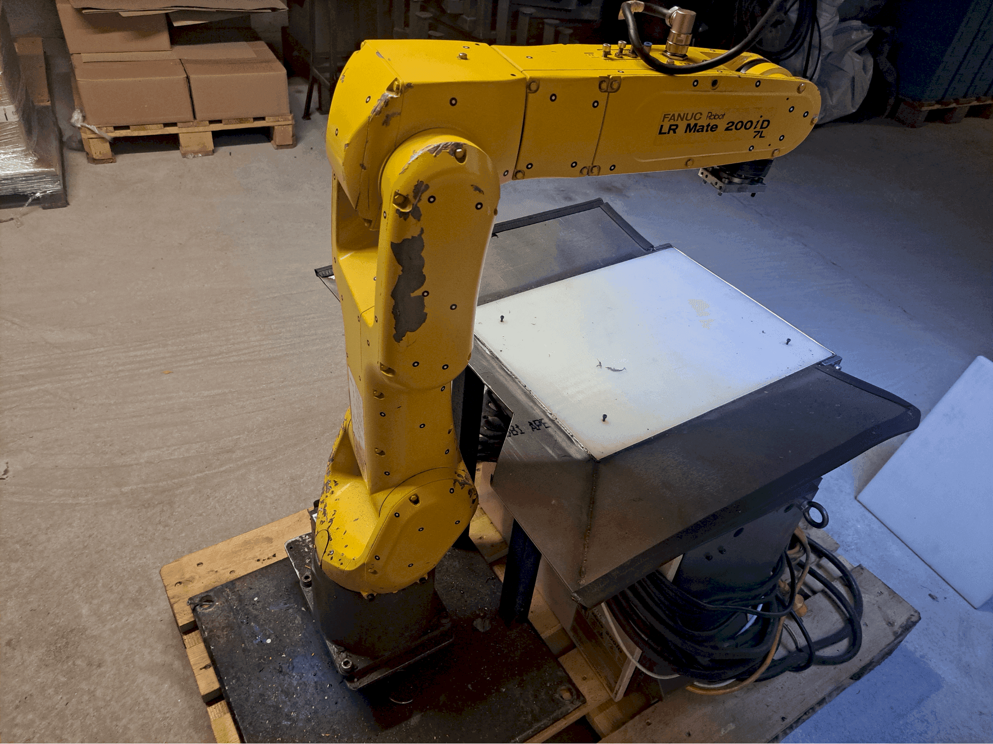 Front view of FANUC LR Mate 200iD/7L machine