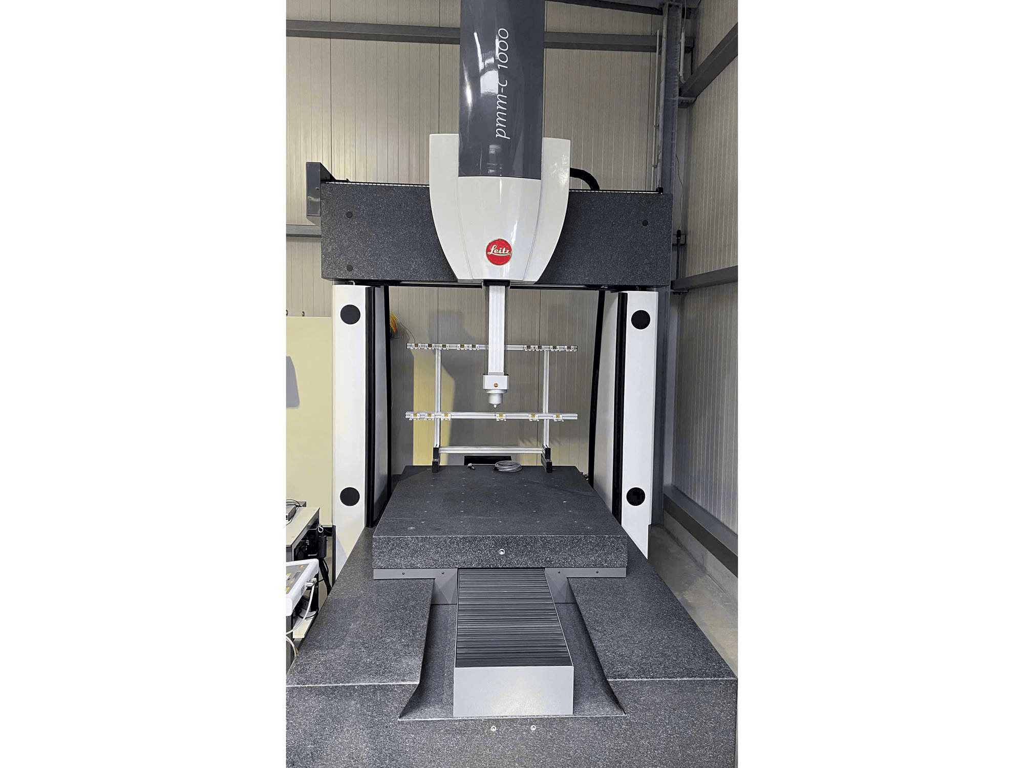 Front view of Hexagon PMM-C 1000 machine