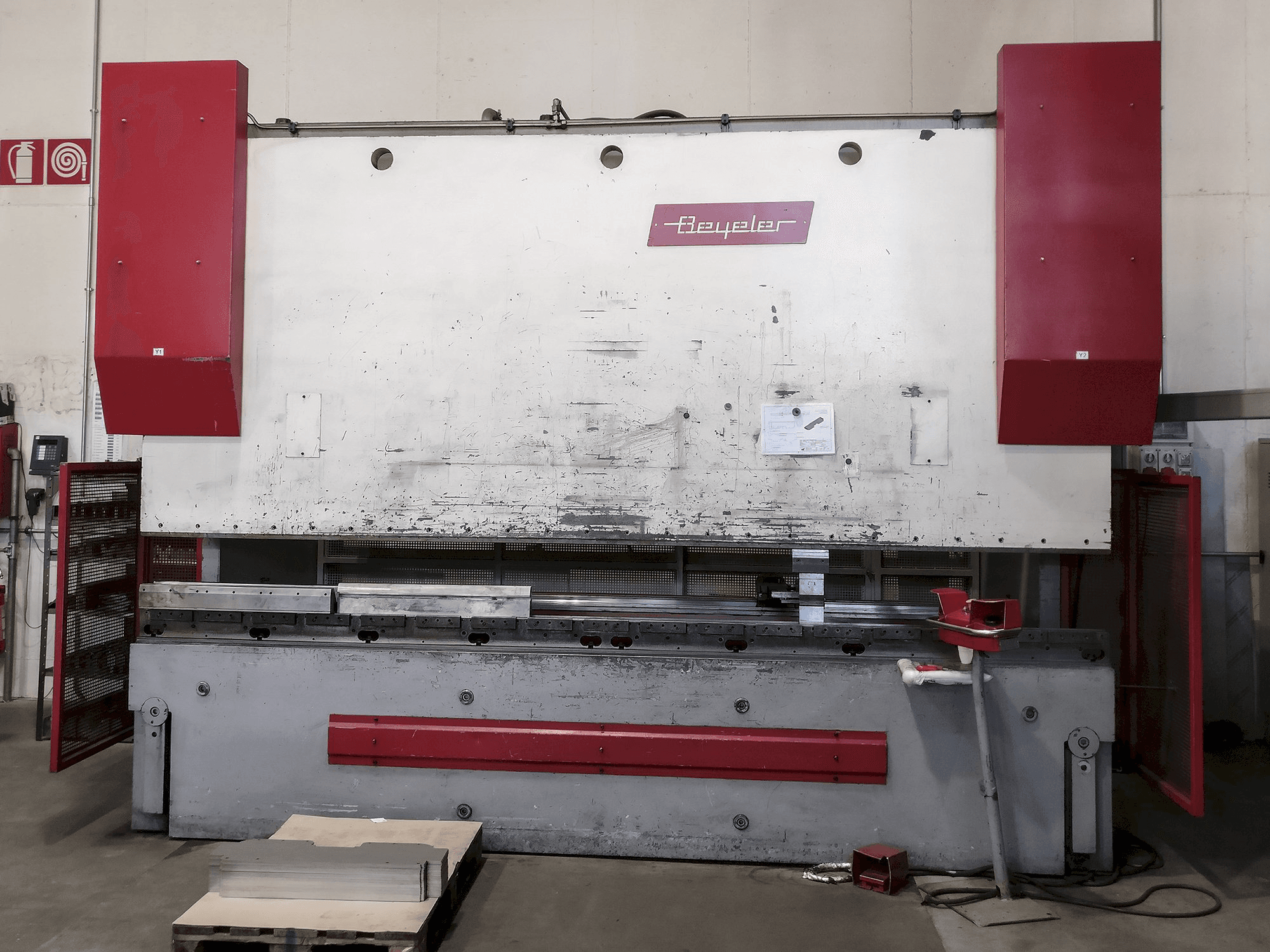 Front view of BEYELER PR6 Machine