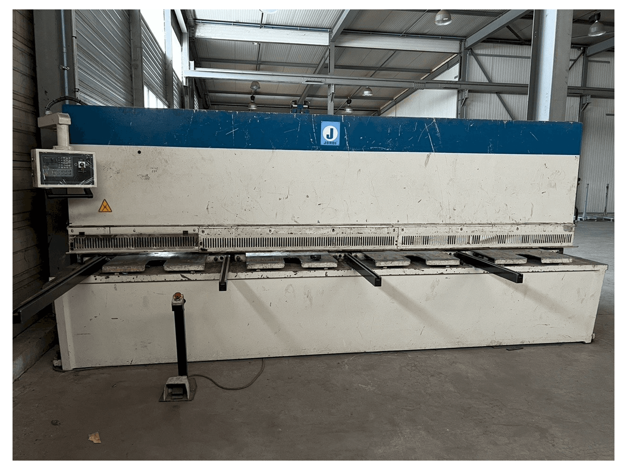 Front view of JORDI CH 413 machine