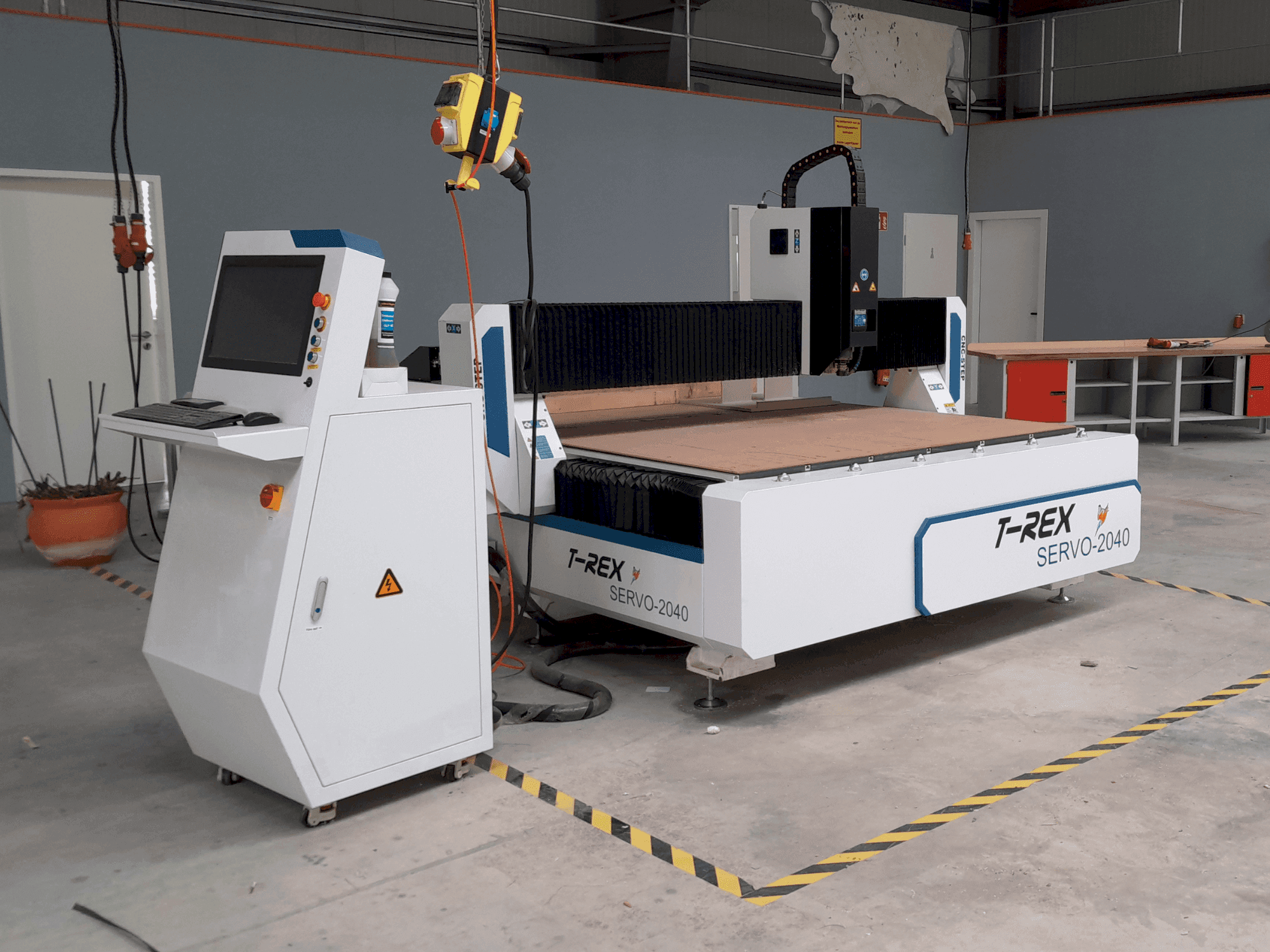 Front view of T-Rex Servo 2040 machine