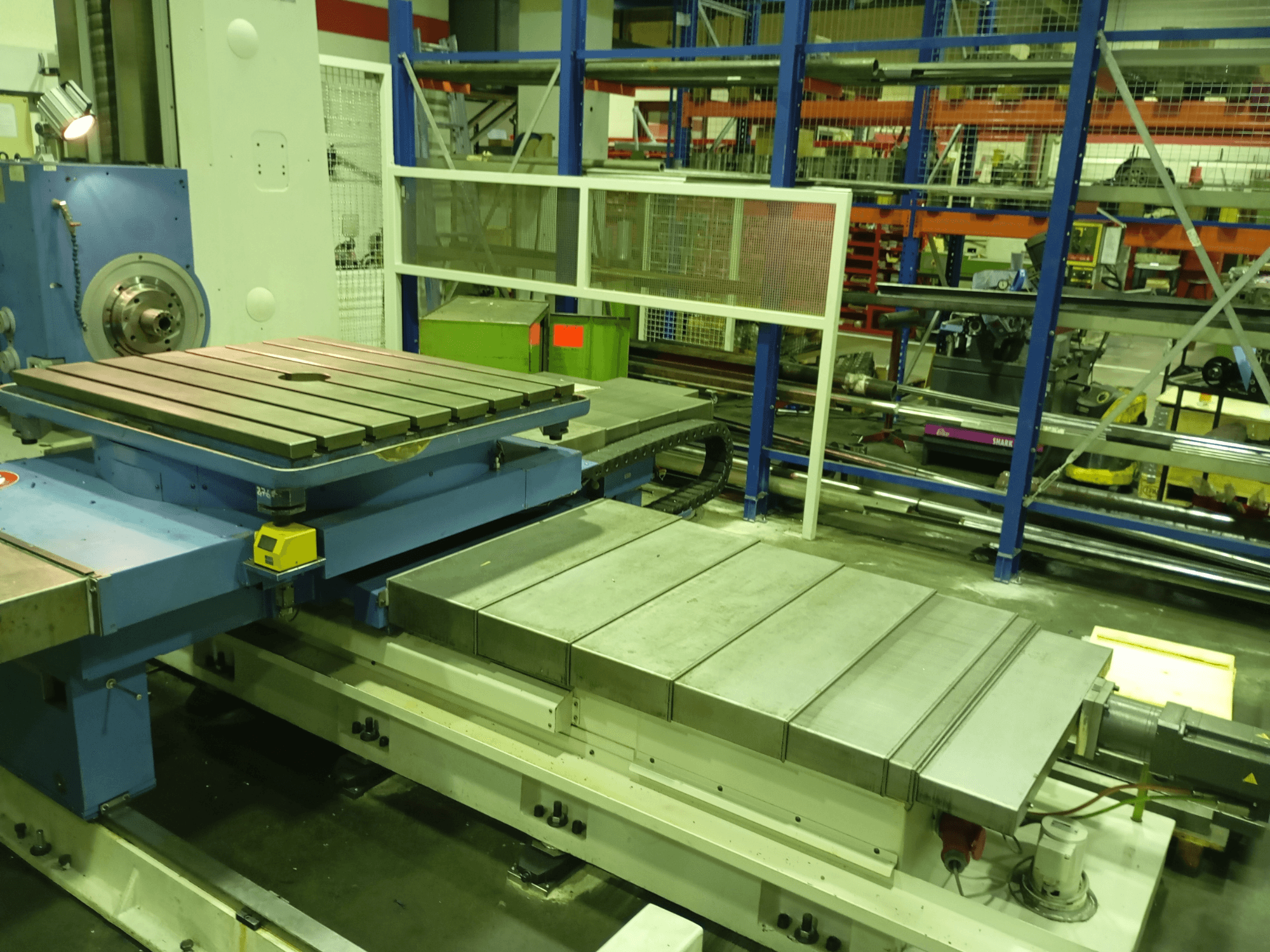 Union Karl Marx Stadt BFT90/5 MSC boring machine, front view; features a large flat table, motorized base, and metal structure.