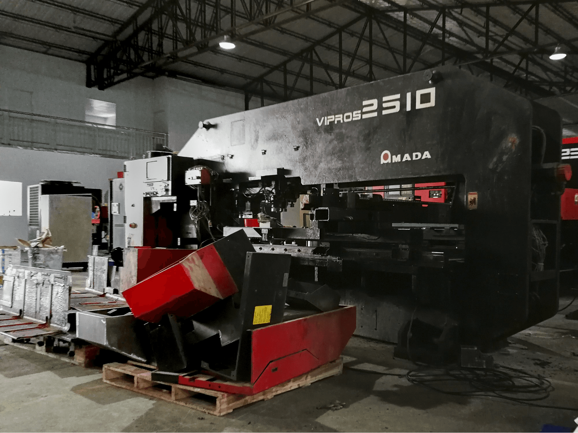 Right view of AMADA Vipros 2510 machine