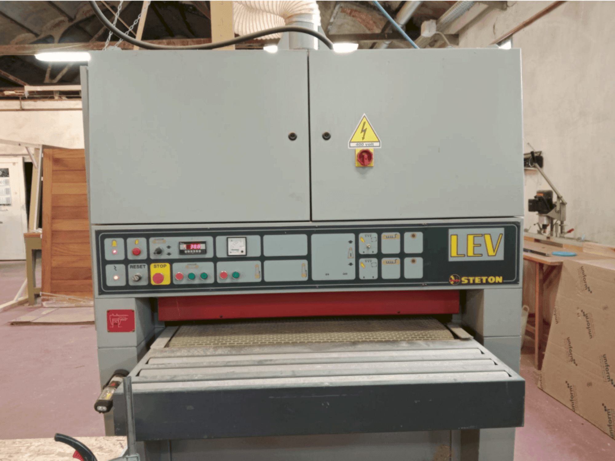 Front view of STETON LEV2RR machine