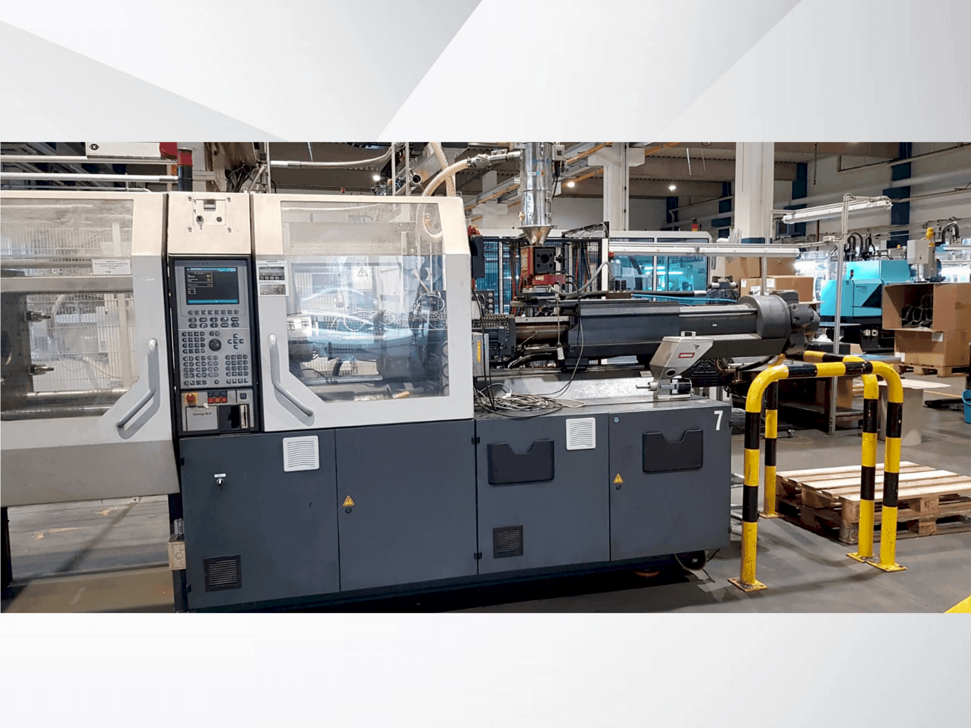 Front view of DEMAG Concept 200/500-840 + W711 machine