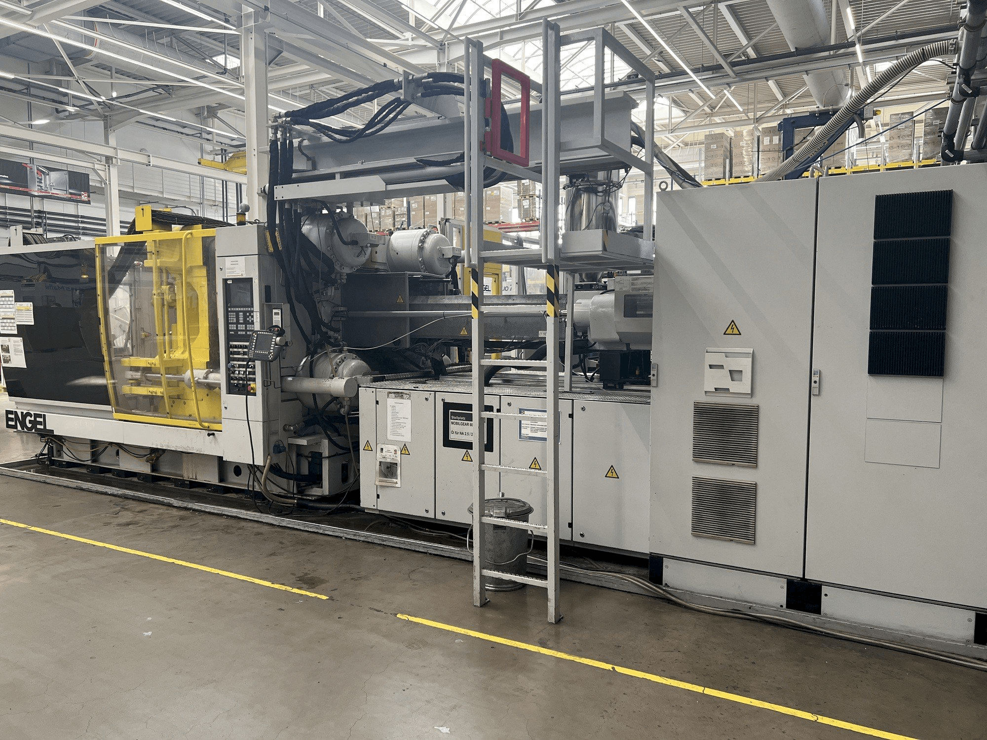 Front view of Engel Duo 4550/650 machine