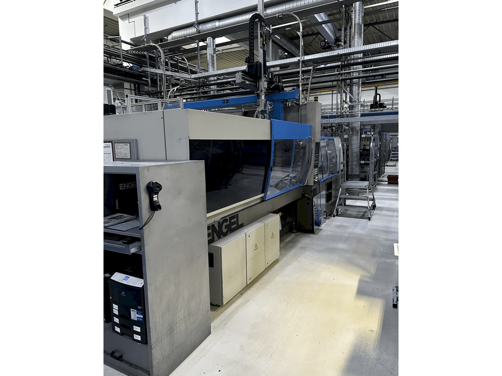 Left side view of Engel VICTORY 1050/220 machine