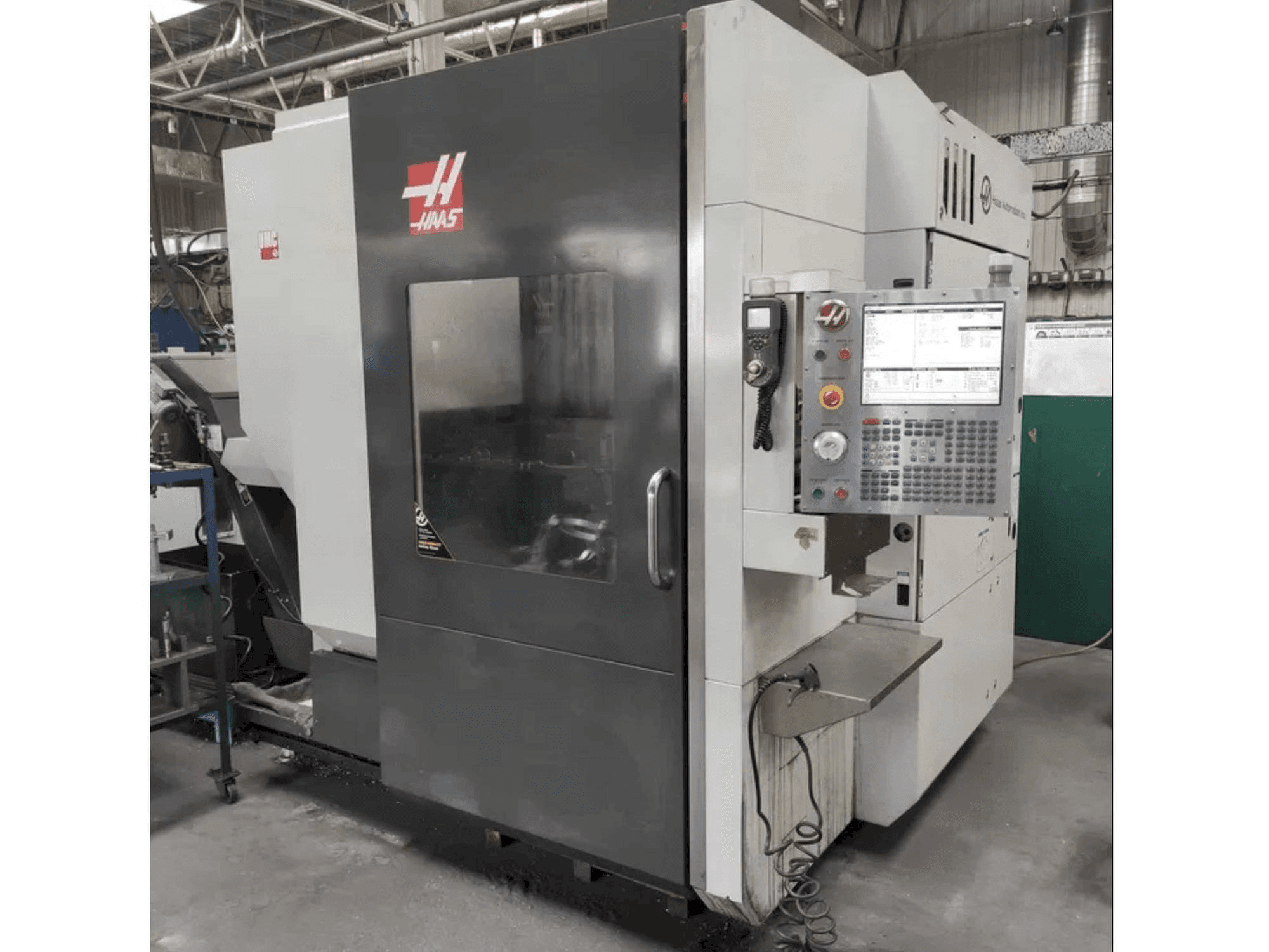 Front view of HAAS UMC-750 machine