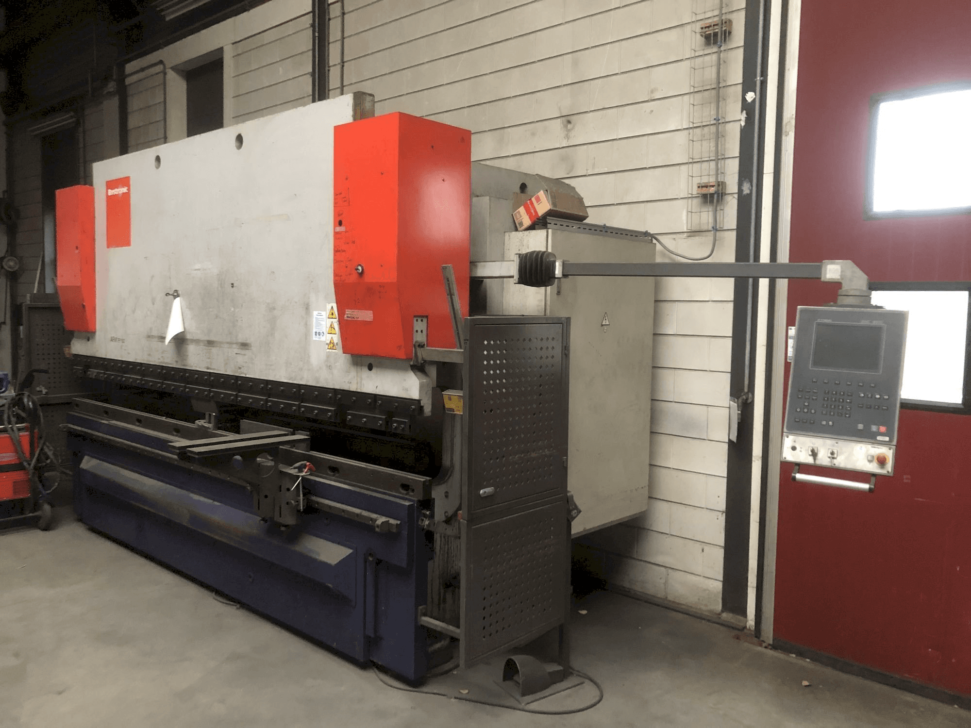 Right side view of Bystronic EP40-160 machine