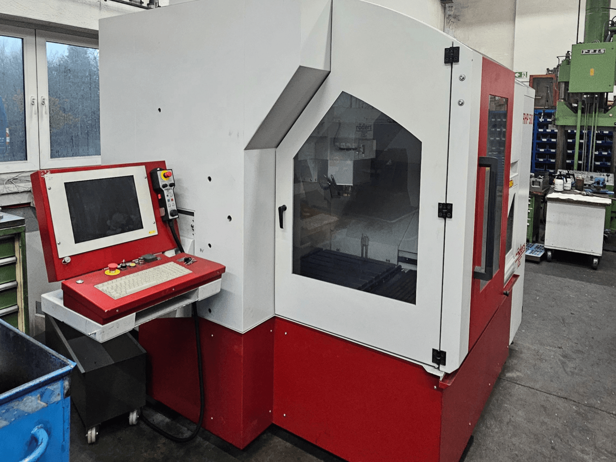 RÖDERS RHP 500 vertical machining center, front view, featuring a control panel and large viewing window.