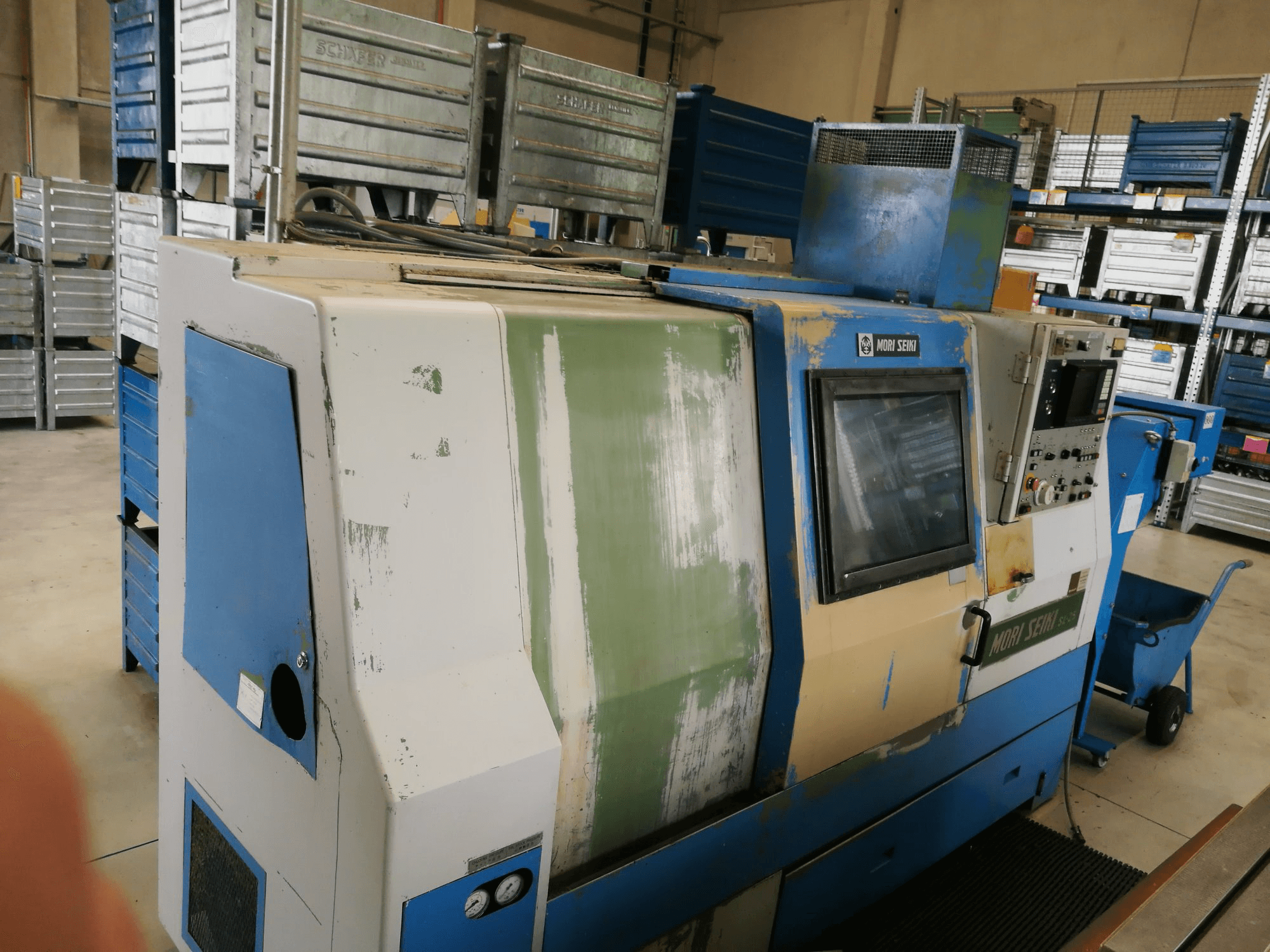 Left view of MORI SEIKI SL-25A/500 Machine