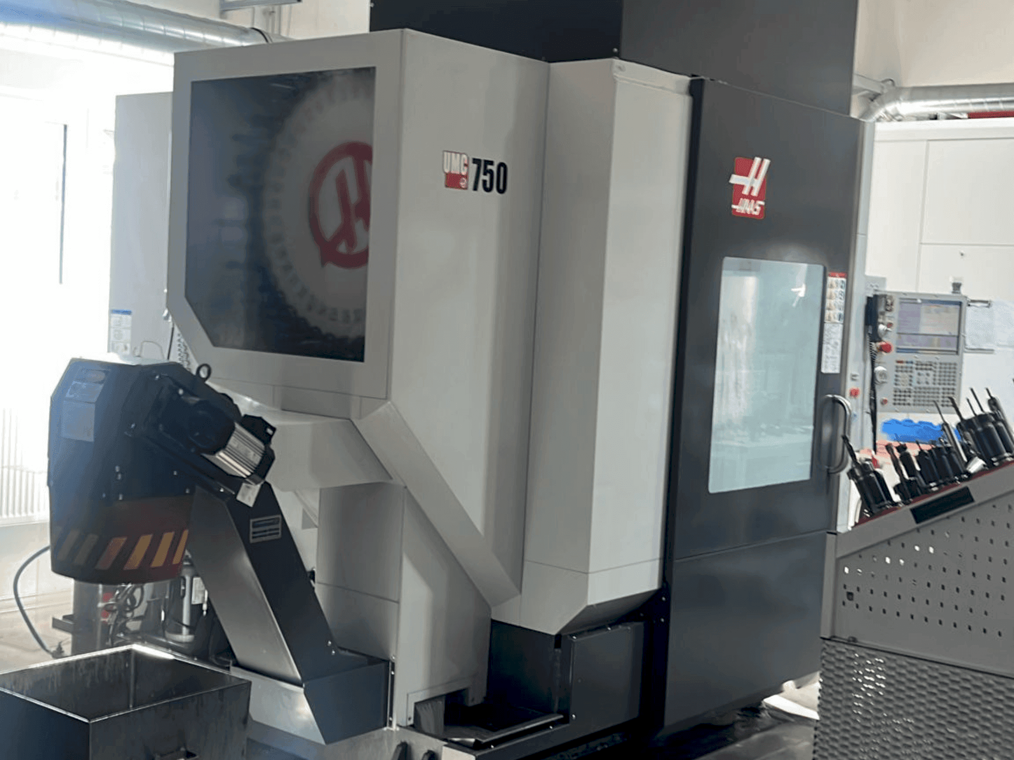 Front view of HAAS UMC-750 machine