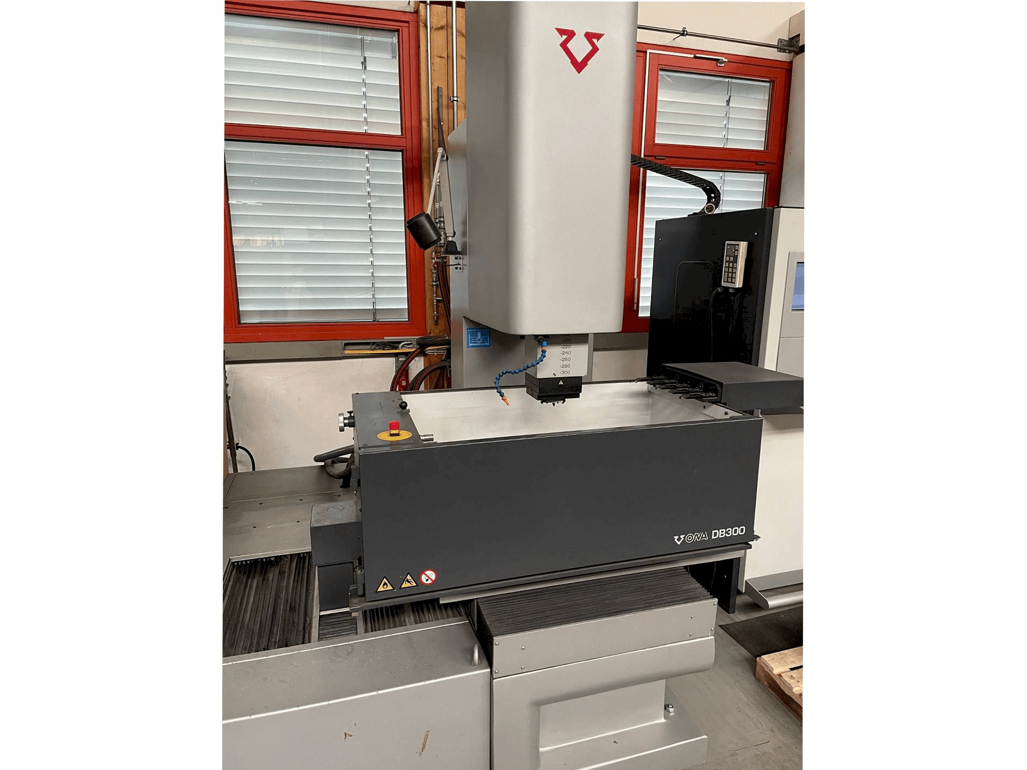 Front view of ONA D830 machine