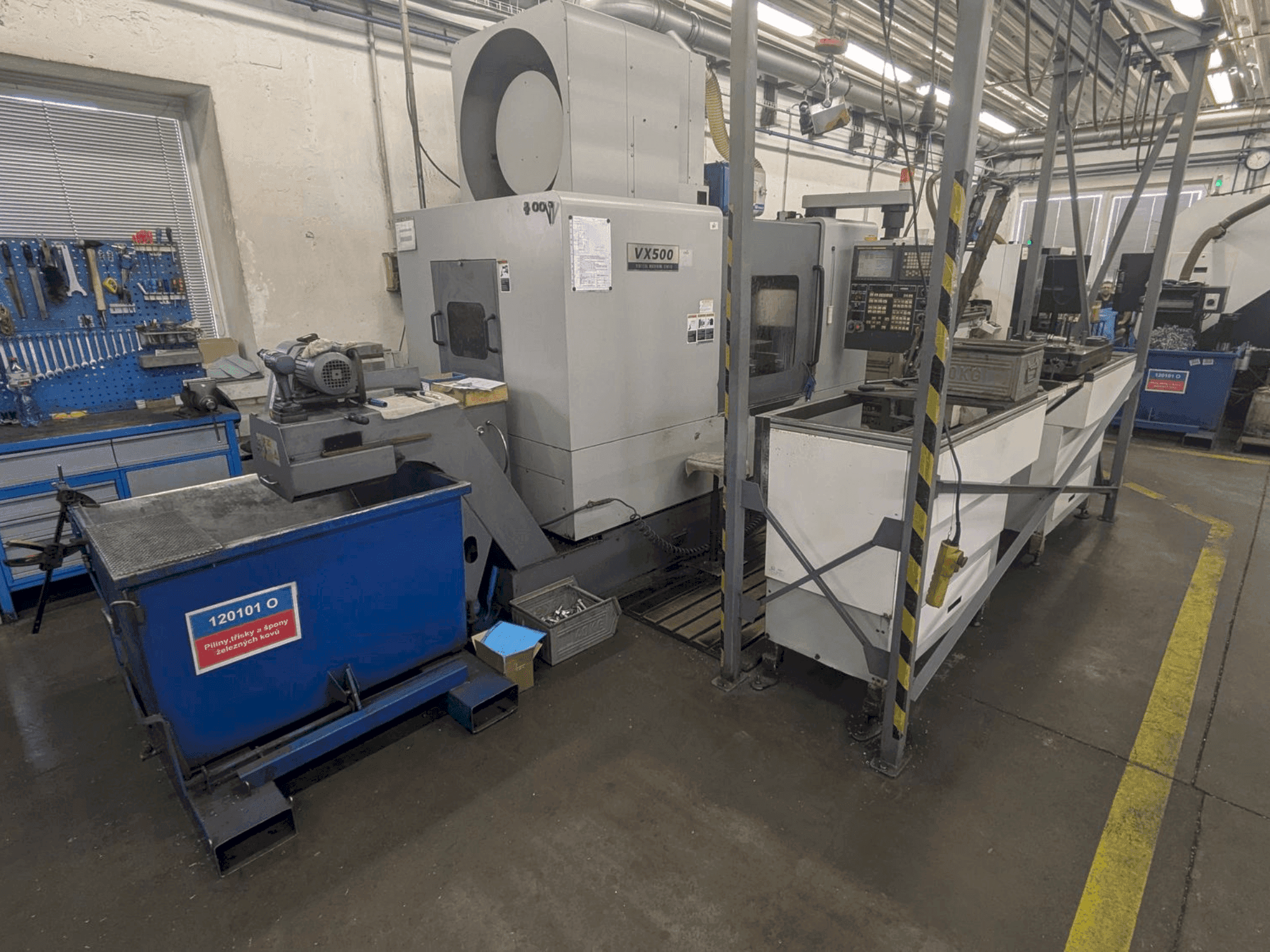 Front view of HYUNDAI KIA VX500 machine