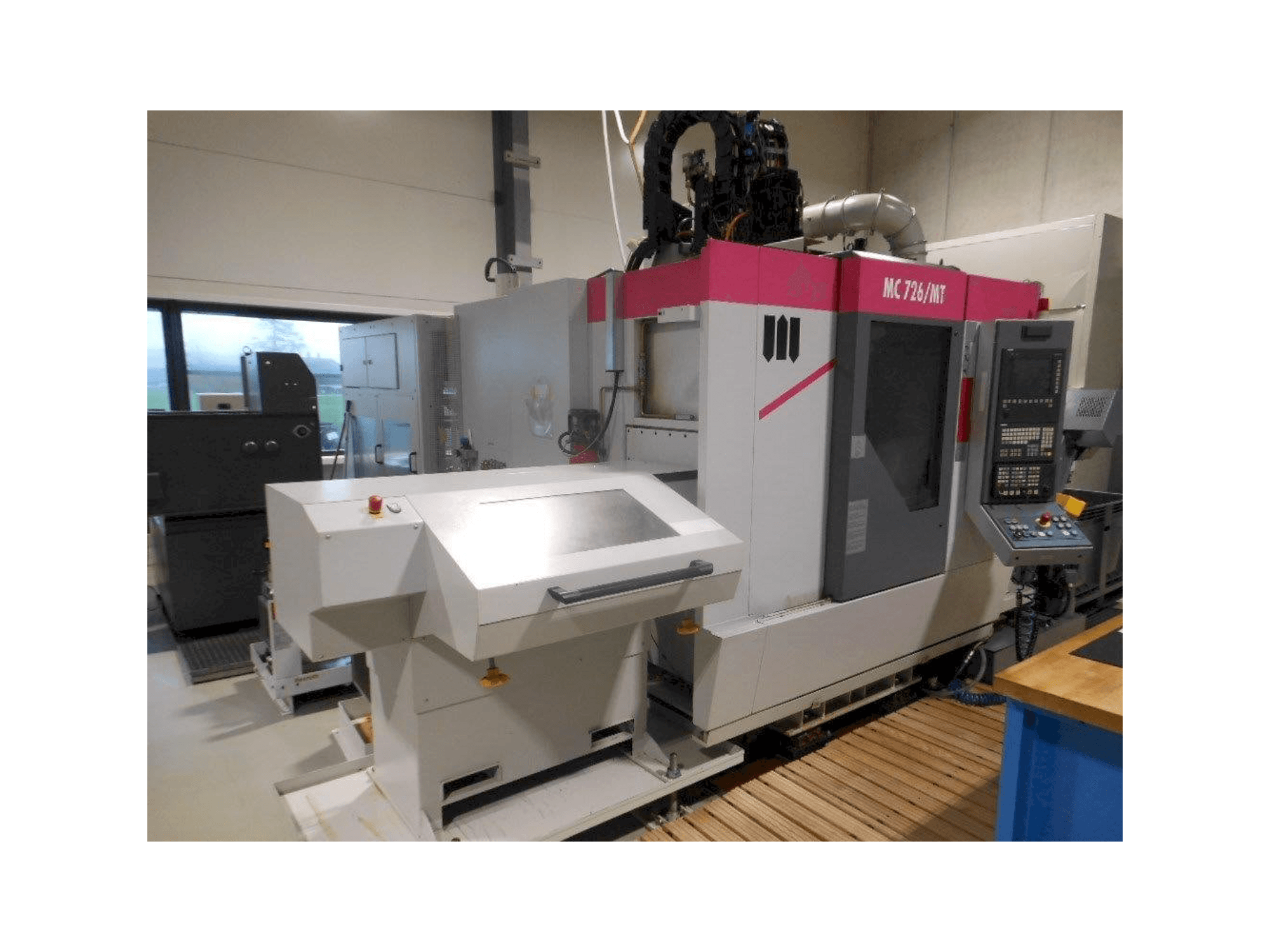 Front view of STAMA MC 726 machine