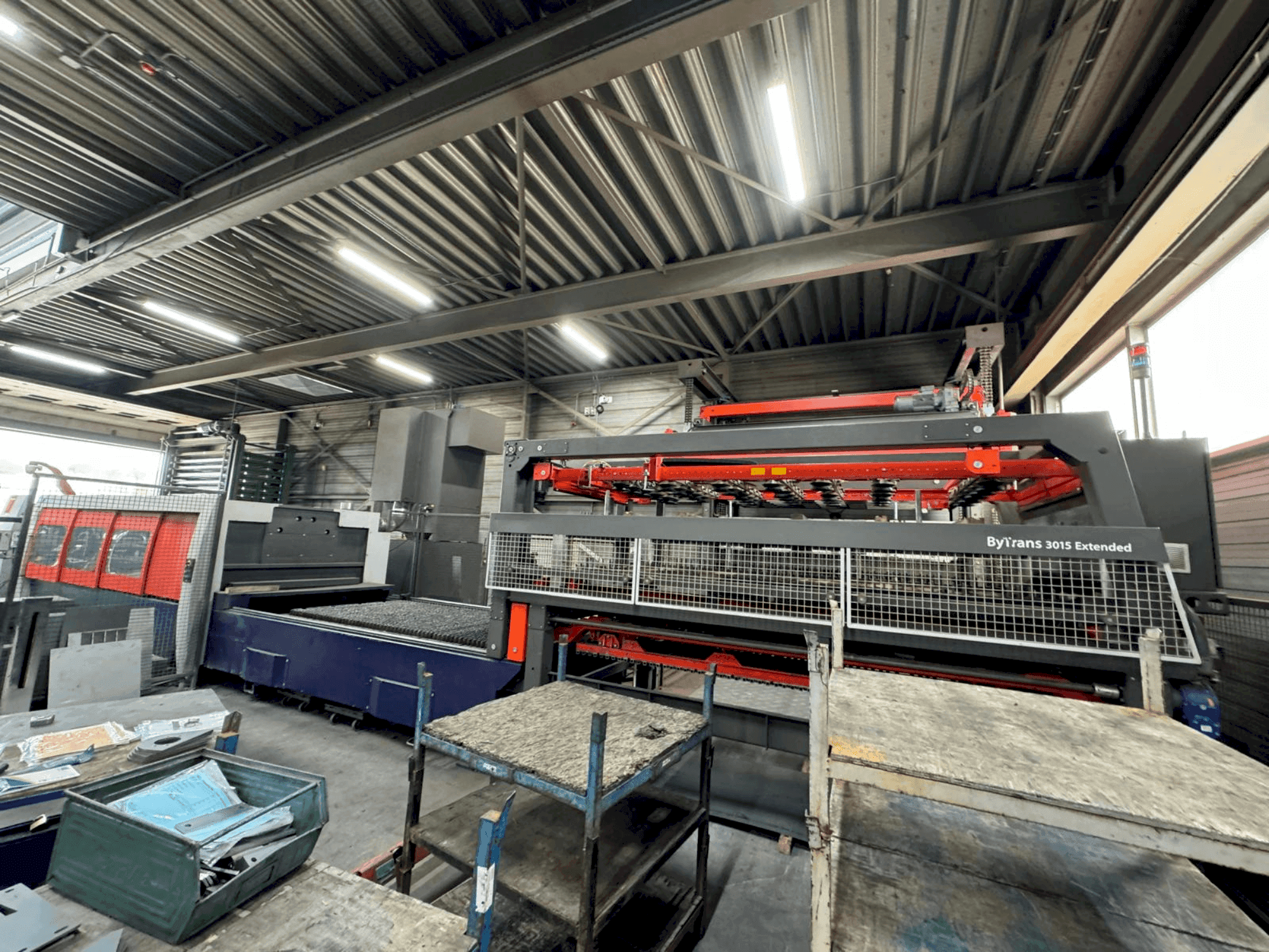 Front view of Bystronic Bytower 3015 + Bytrans Extended 3015 machine