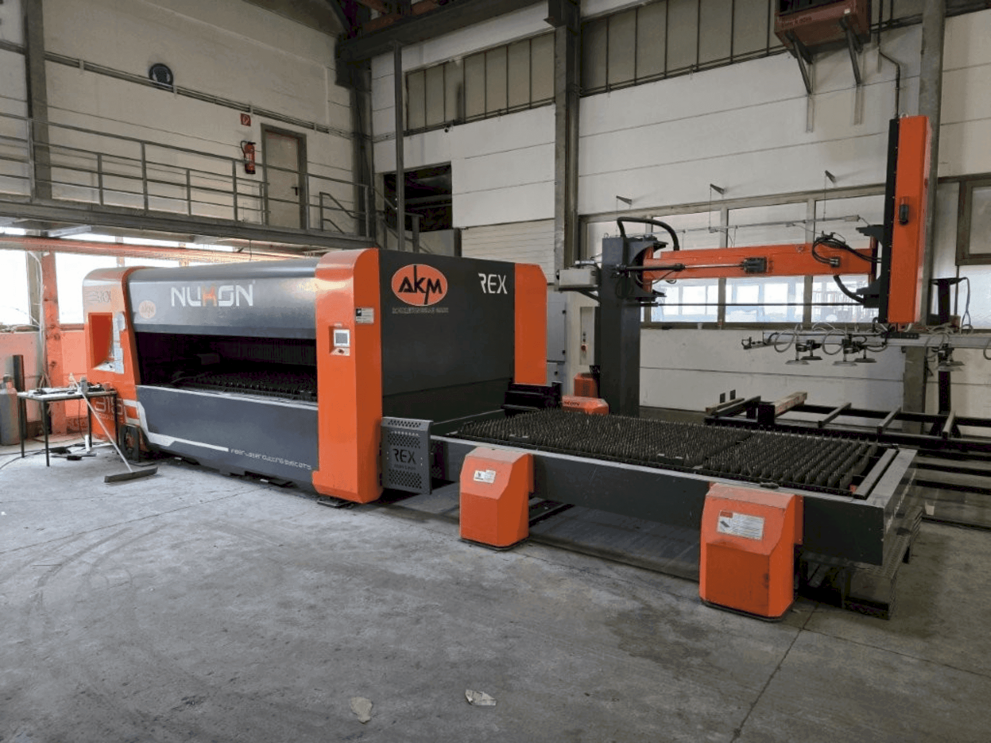 Front view of NUKON Rex 315 machine