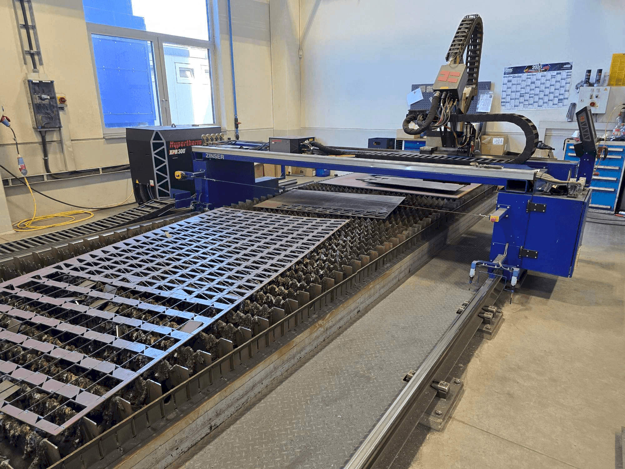 Front view of ZINSER 2425-I/3600 machine