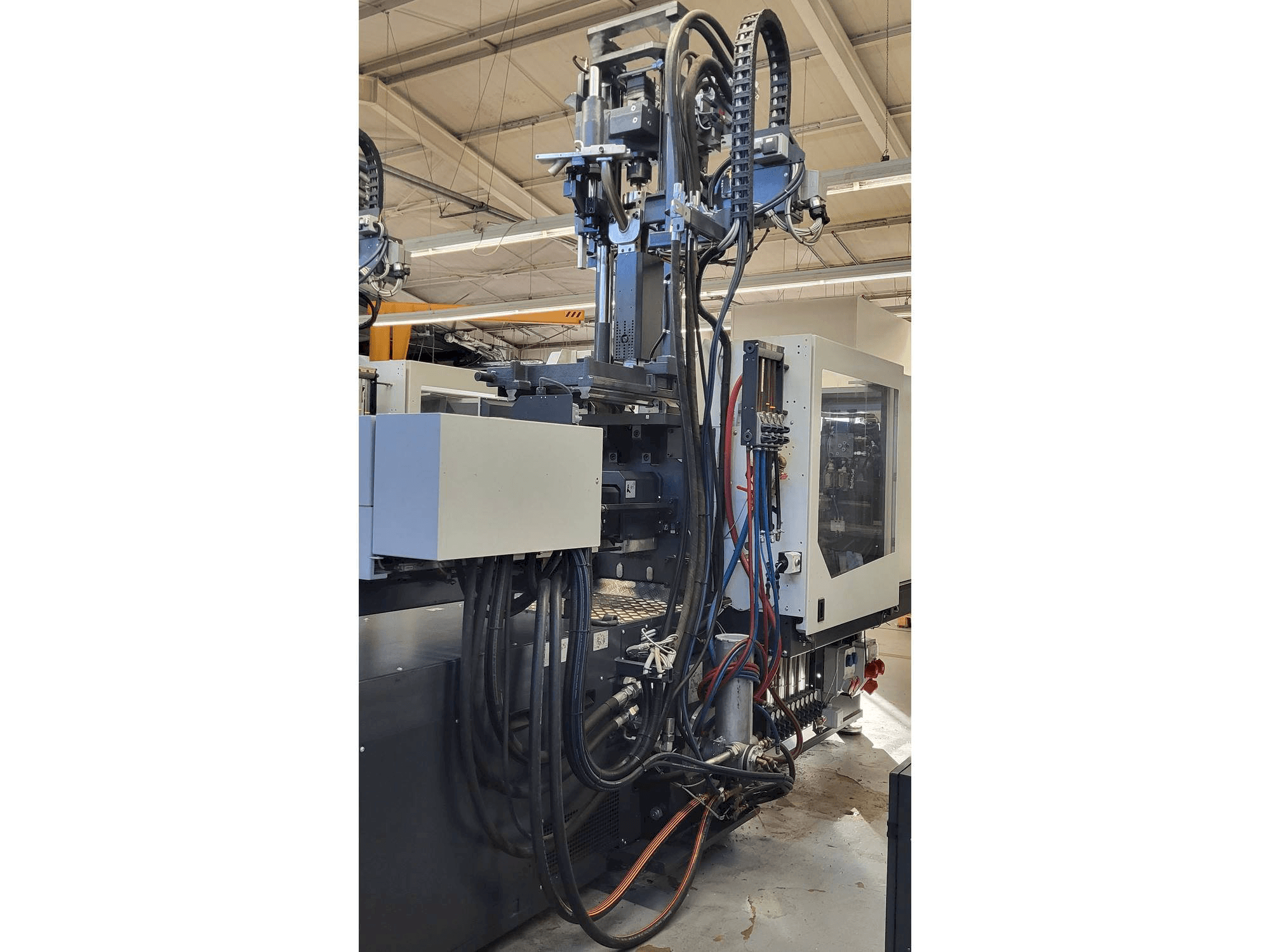 Left side view of Sumitomo SHI DEMAG Systec Multi 120/470-200h/80V machine