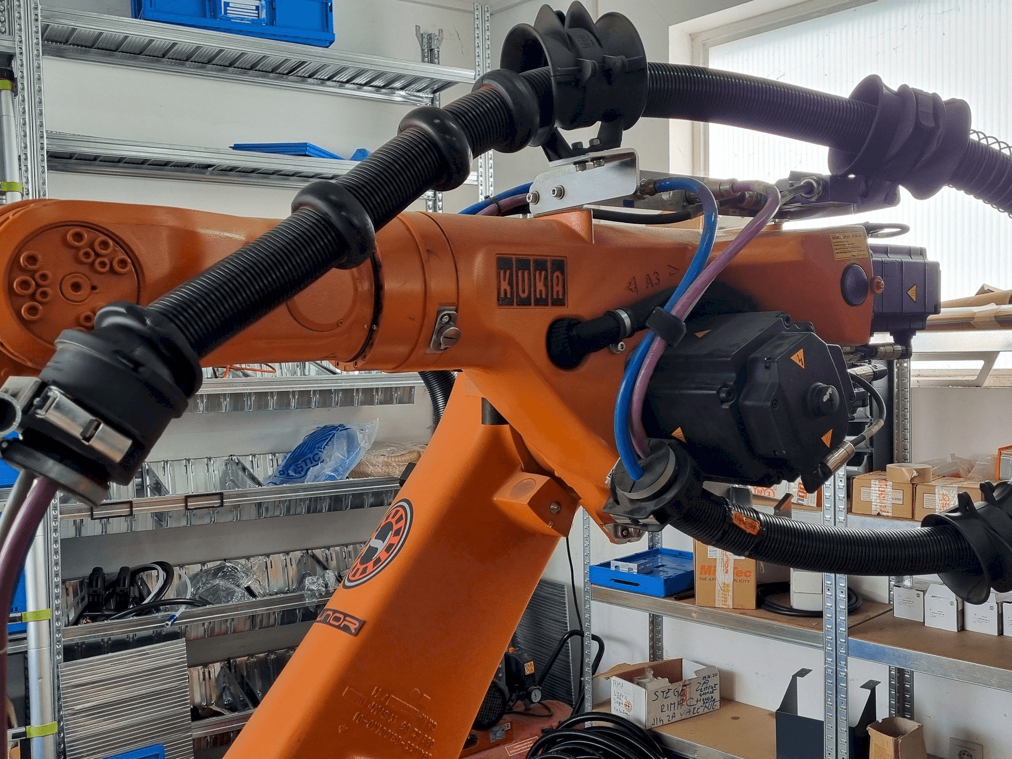 Front view of KUKA KR60 HA - KRC2ed05 machine