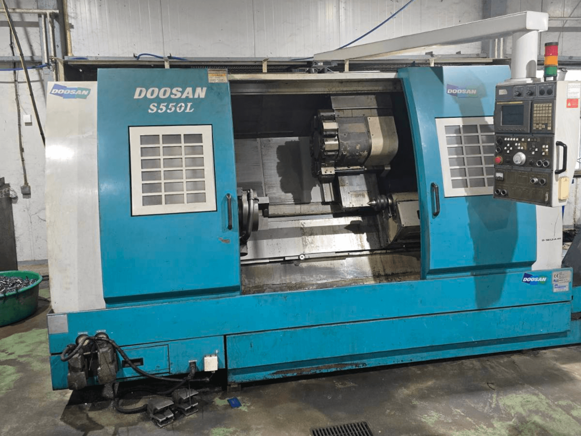 DOOSAN S550L horizontal turning machine in side view, featuring control panel and lathe bed, ideal for precision machining.