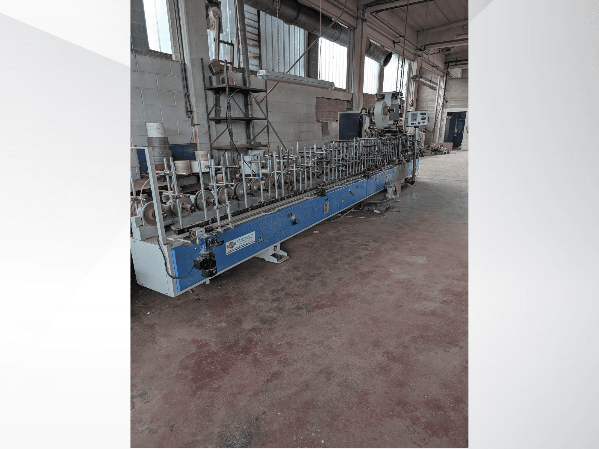 Front view of a PUR-33-L machine for wood, featuring multiple spindles and a sleek blue design in an industrial setting.