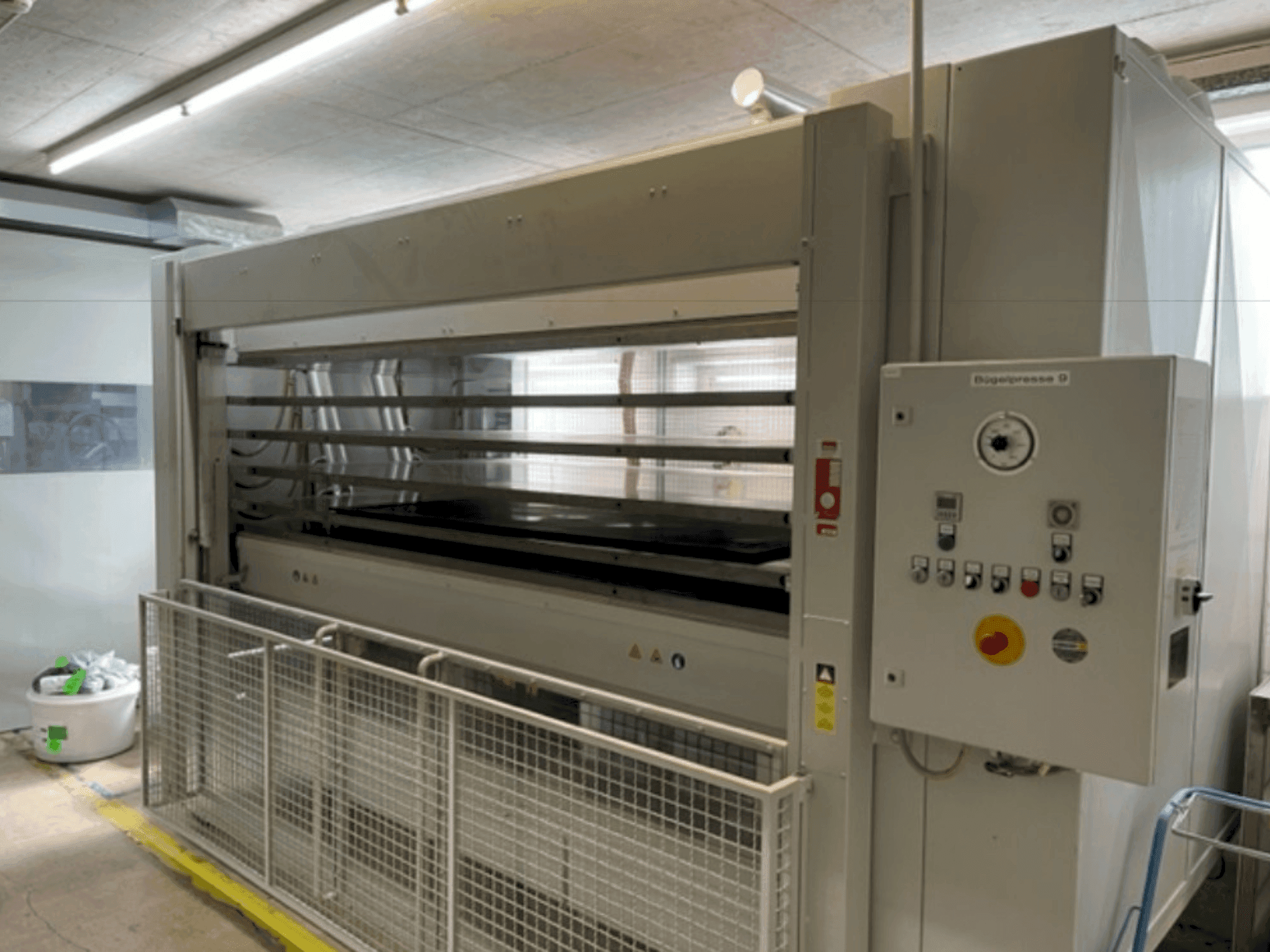 Front view of LANGZAUNER LZT 80 /5-SO machine