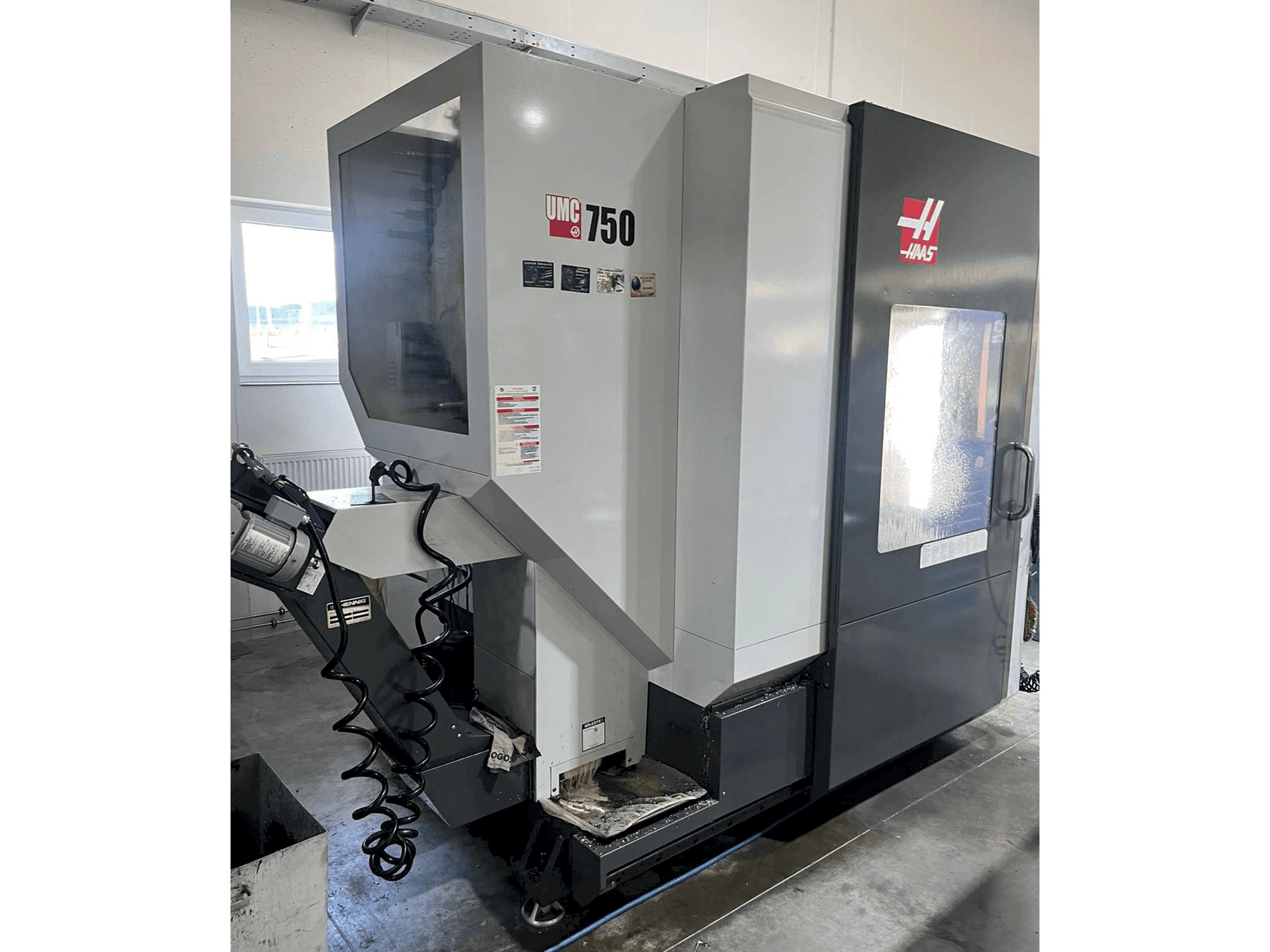Front view of HAAS UMC-750 machine