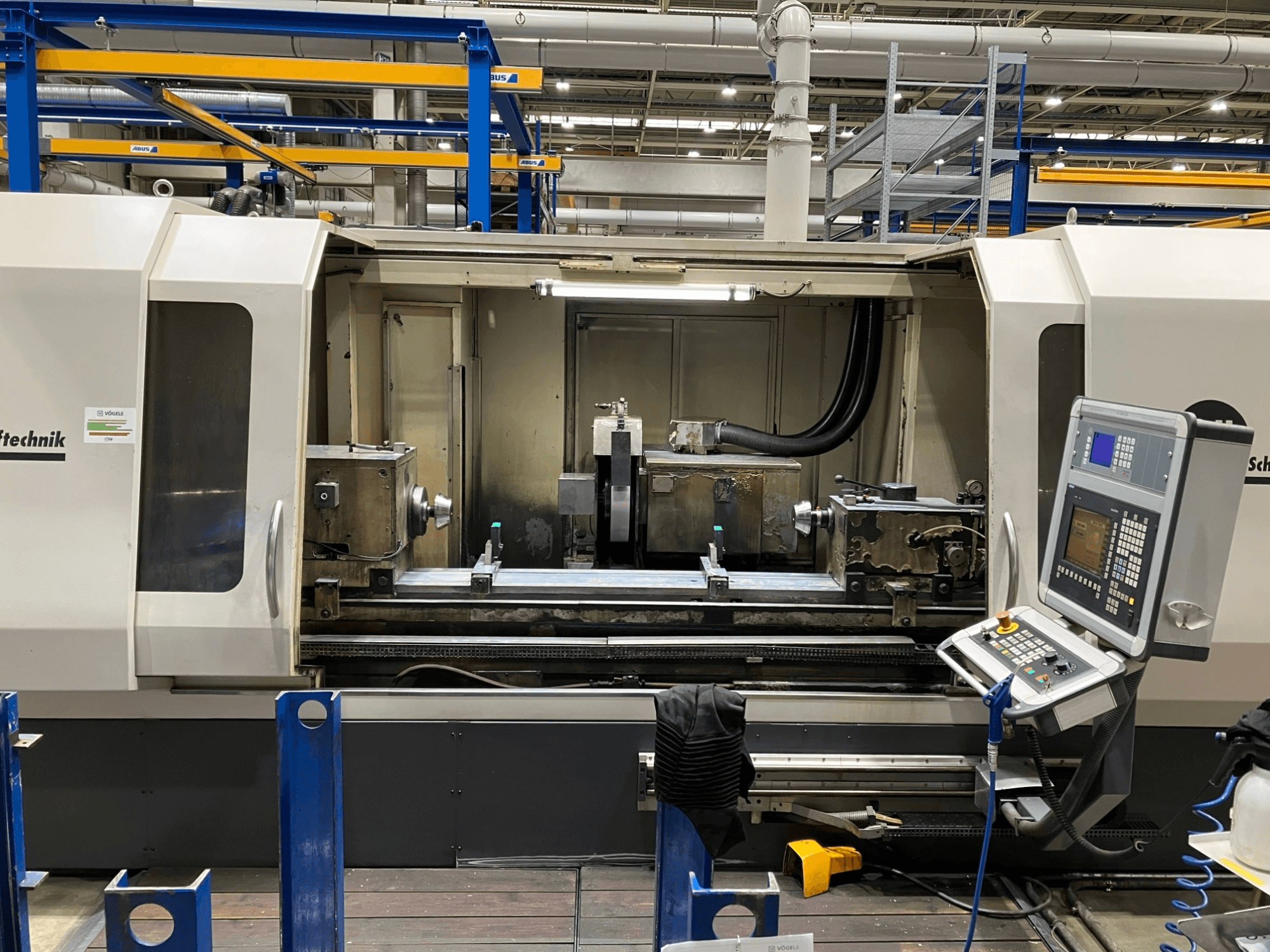 GEIBEL & HOTZ RS 2000 CM-DS cylindrical grinding machine, front view showcasing control panel and grinding area.